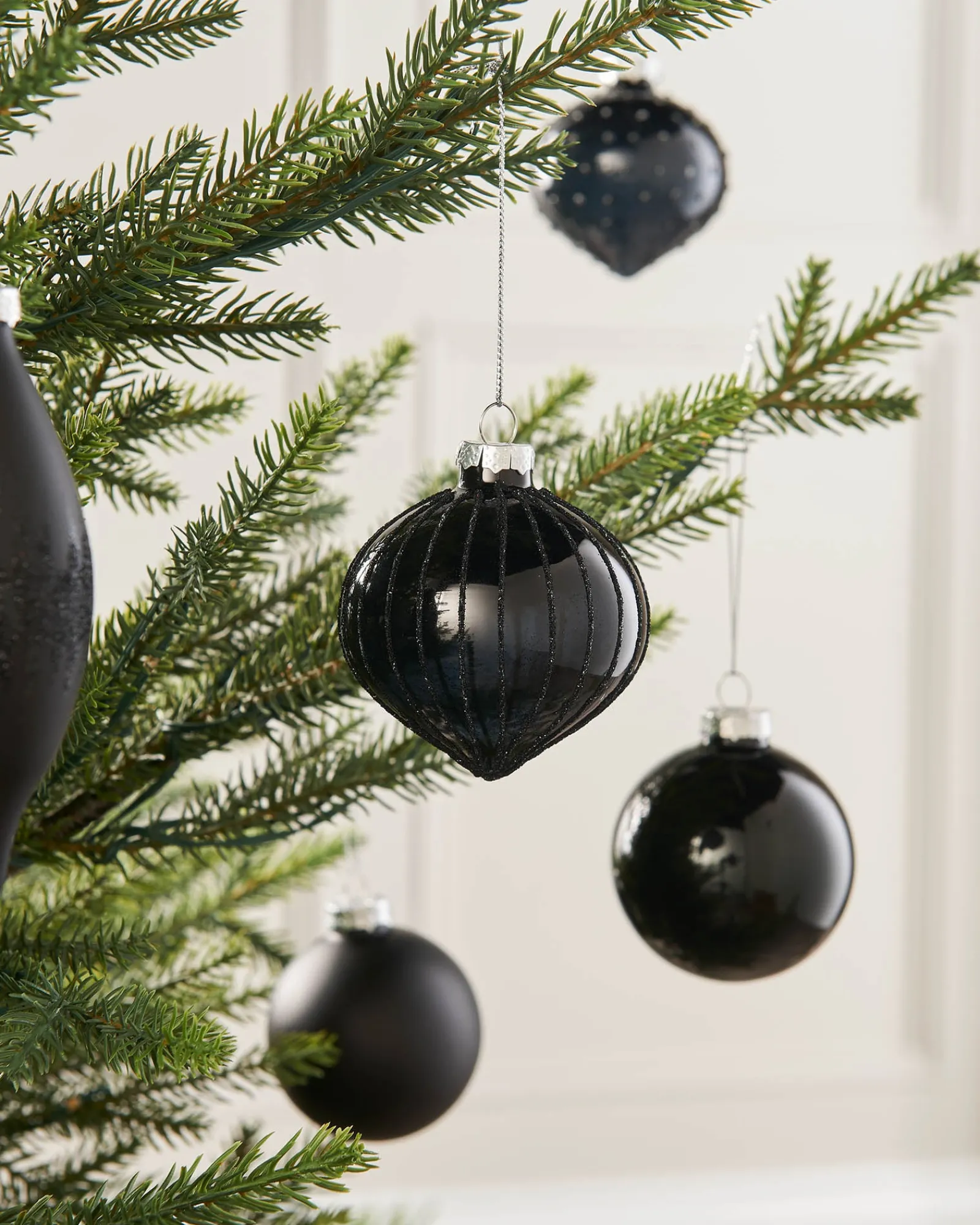 WeRChristmas Black Glass Baubles, 20 Pack