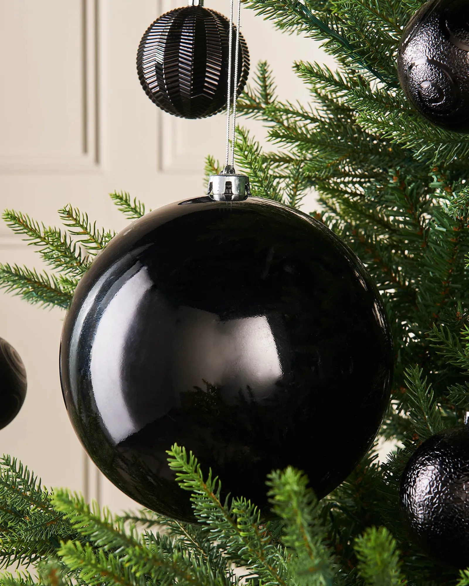 WeRChristmas Black Large Gloss Shatterproof Bauble, 20 Cm