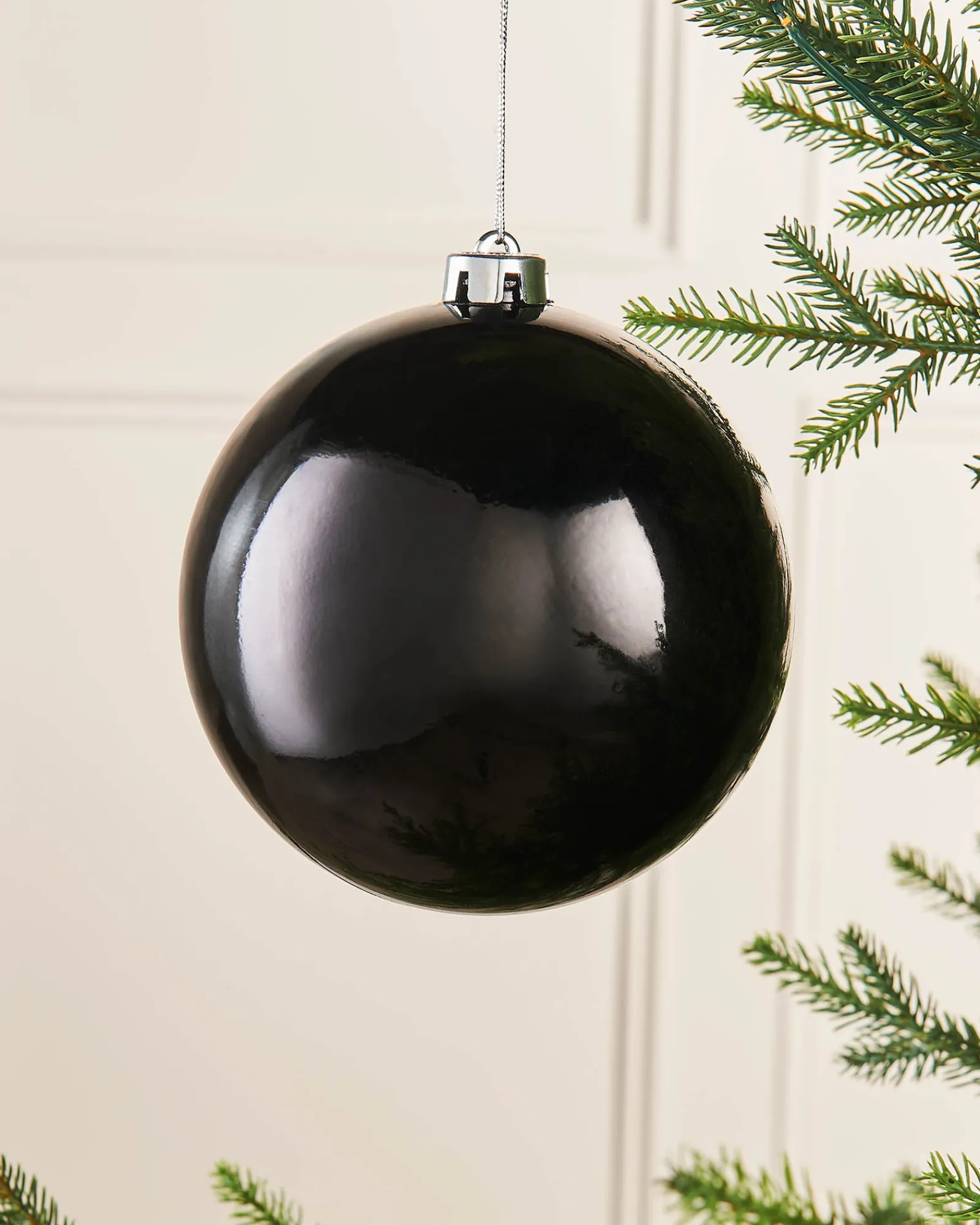 WeRChristmas Black Large Gloss Shatterproof Bauble, 15 Cm