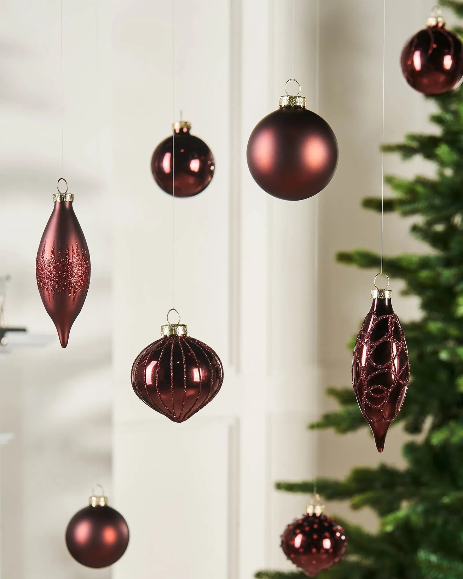 WeRChristmas Burgundy Glass Baubles, 20 Pack