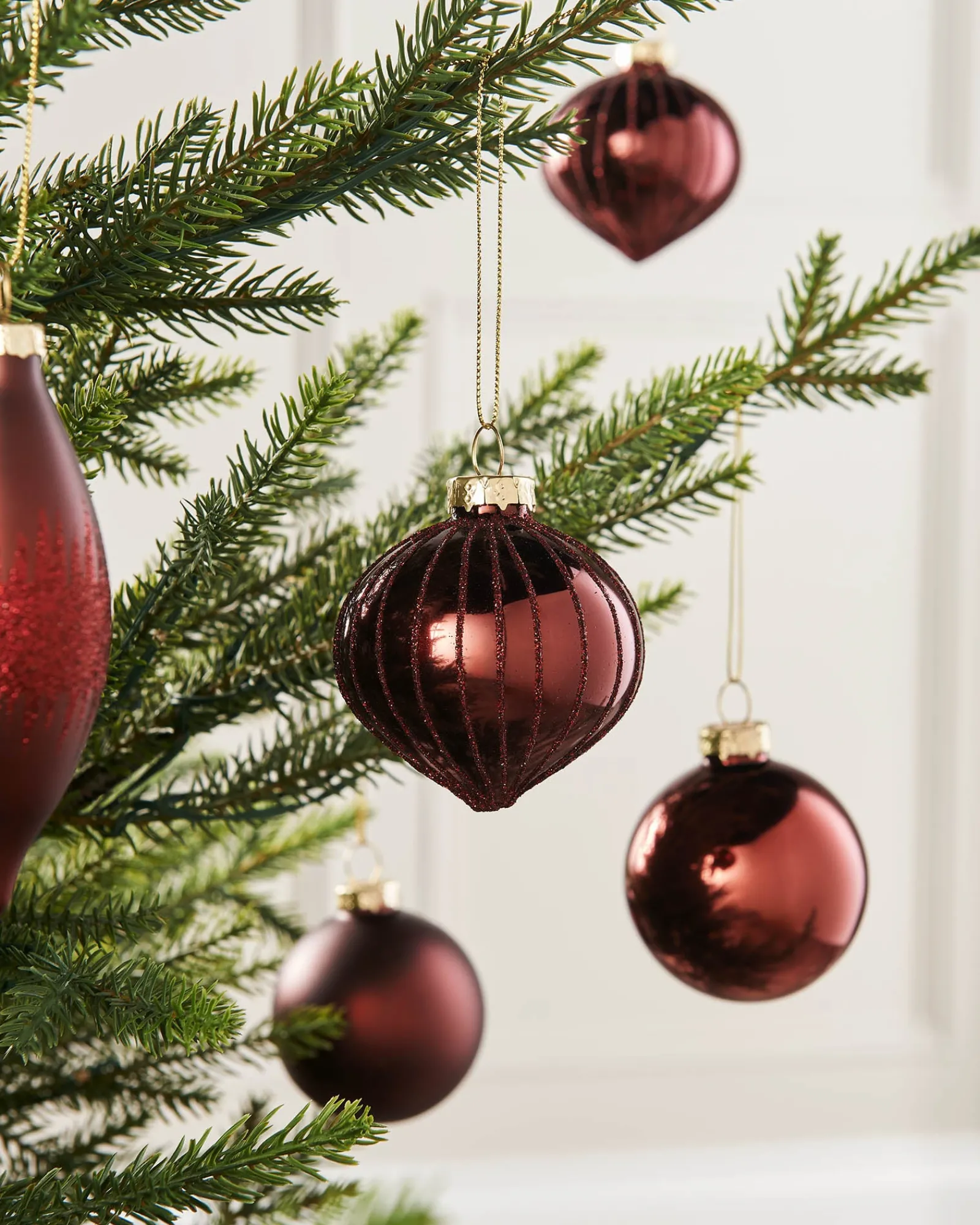 WeRChristmas Burgundy Glass Baubles, 20 Pack