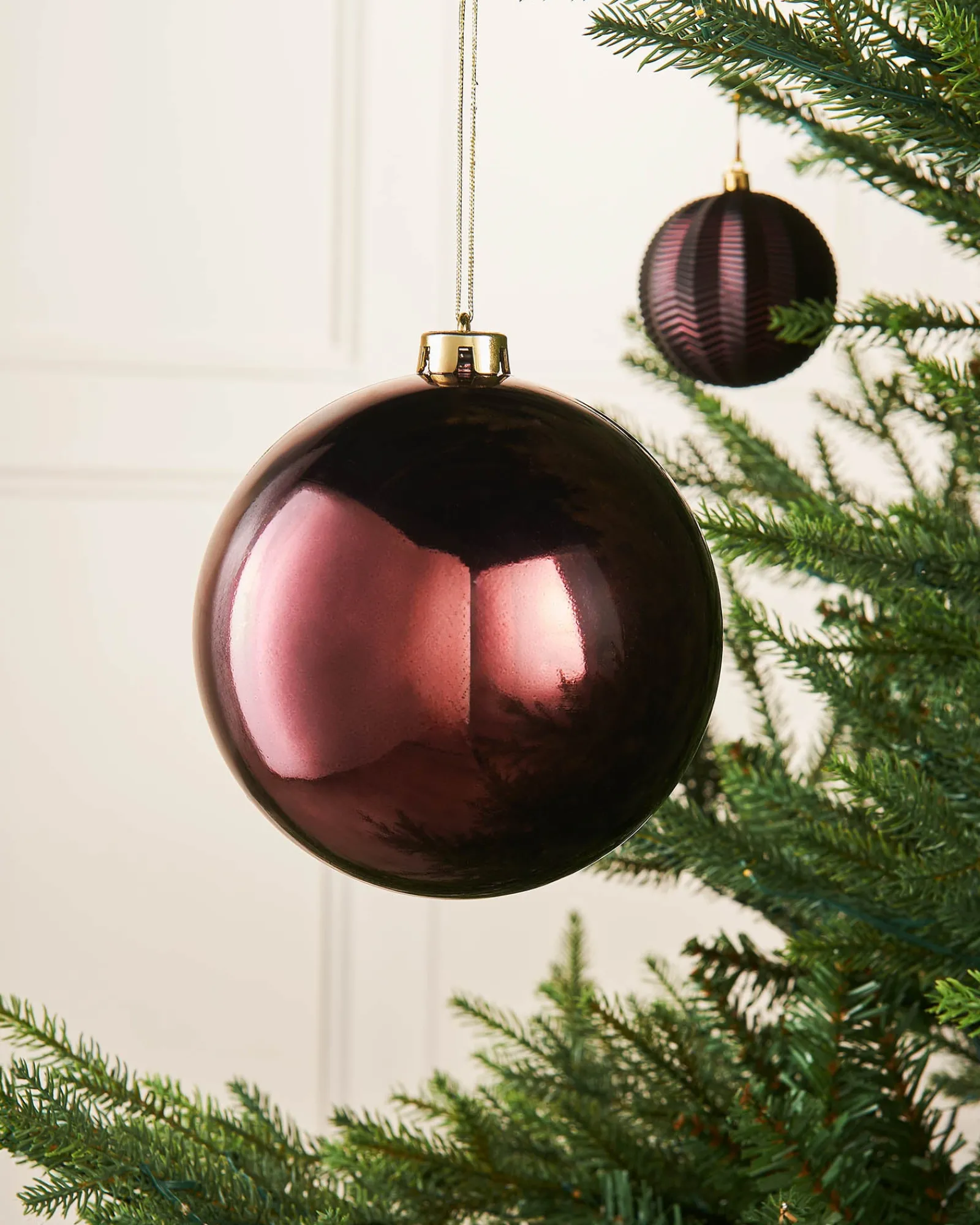 WeRChristmas Burgundy Large Gloss Shatterproof Bauble, 15 Cm