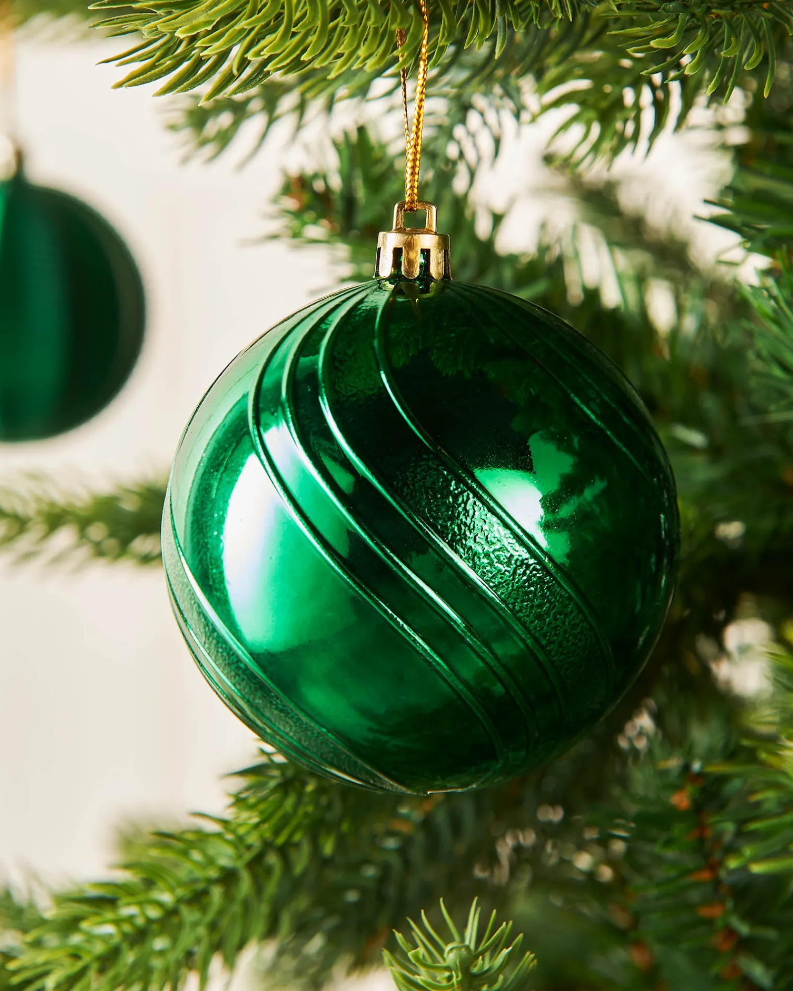 WeRChristmas Christmas Green Shatterproof Baubles, 16 Pack, 8 Cm