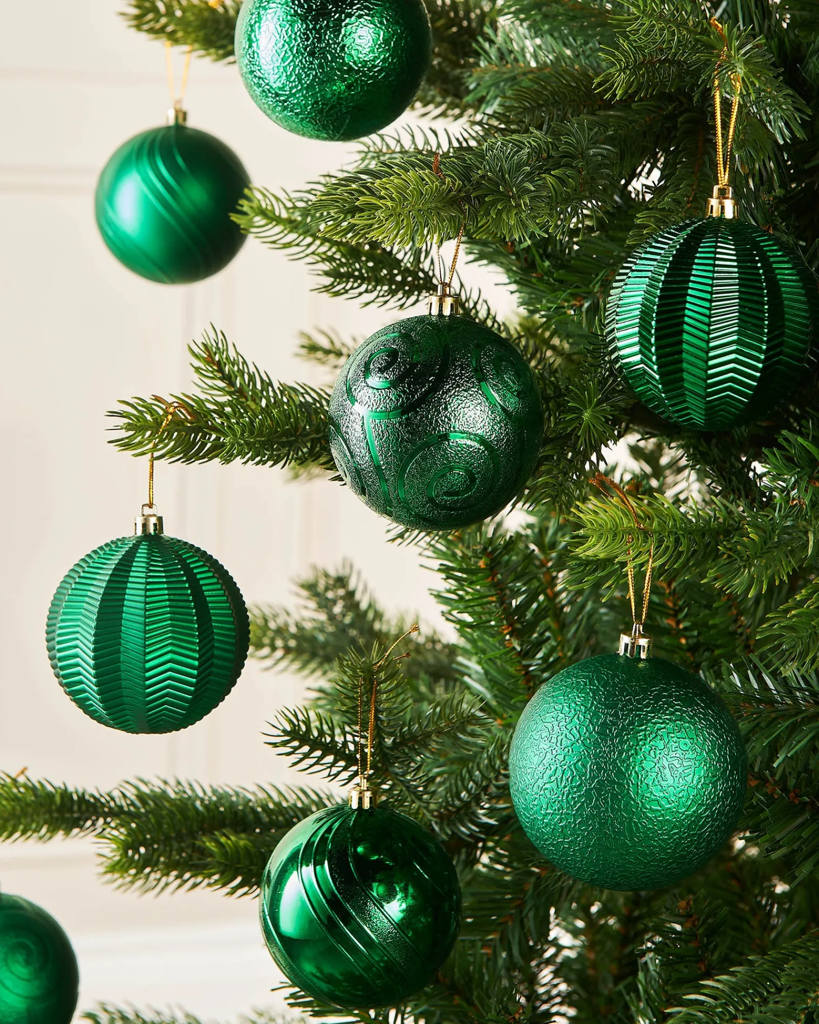 WeRChristmas Christmas Green Shatterproof Baubles, 16 Pack, 8 Cm