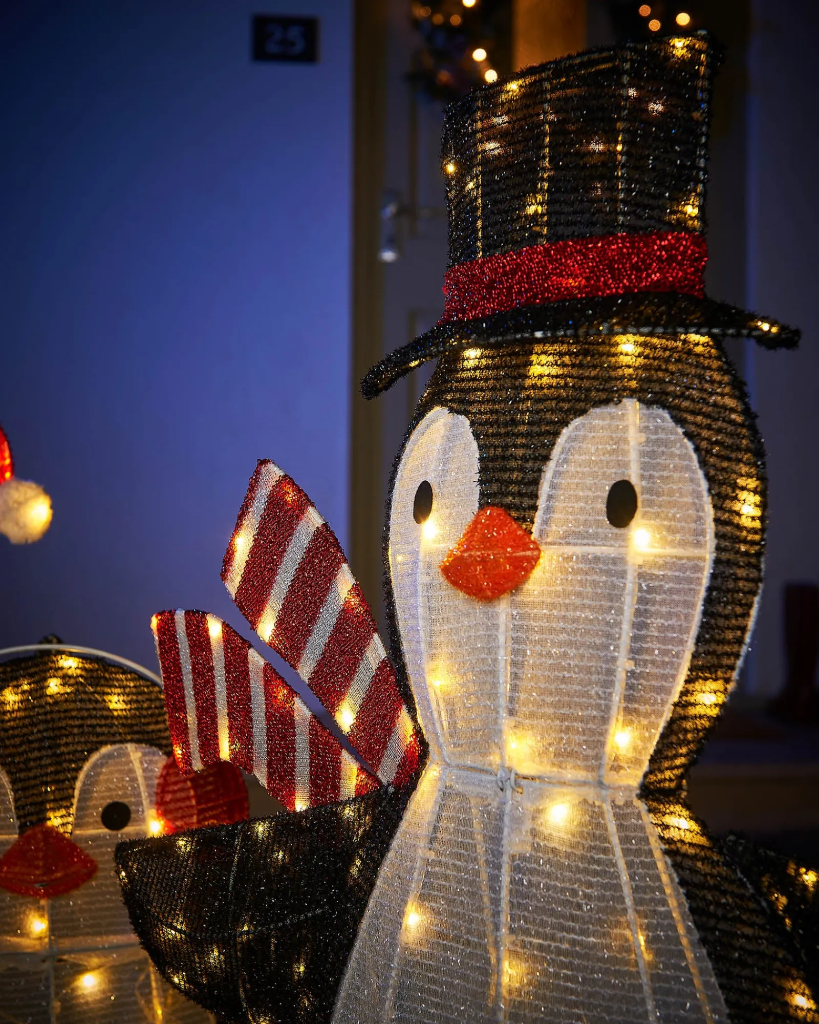 WeRChristmas 2D Tinsel Penguin Family Silhouette