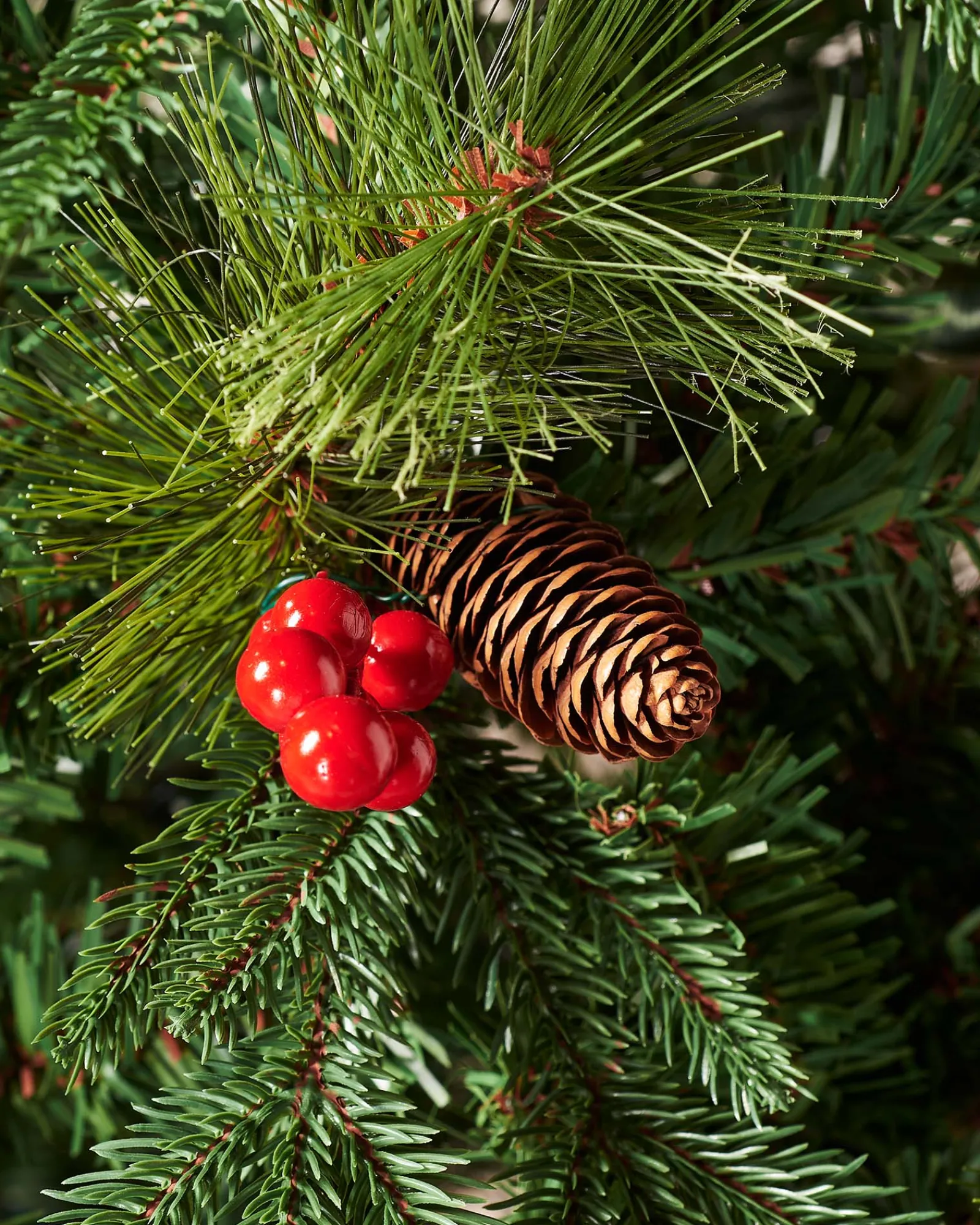 WeRChristmas Decorated Mixed Tip Berries & Pinecones Christmas Tree, 6 Ft