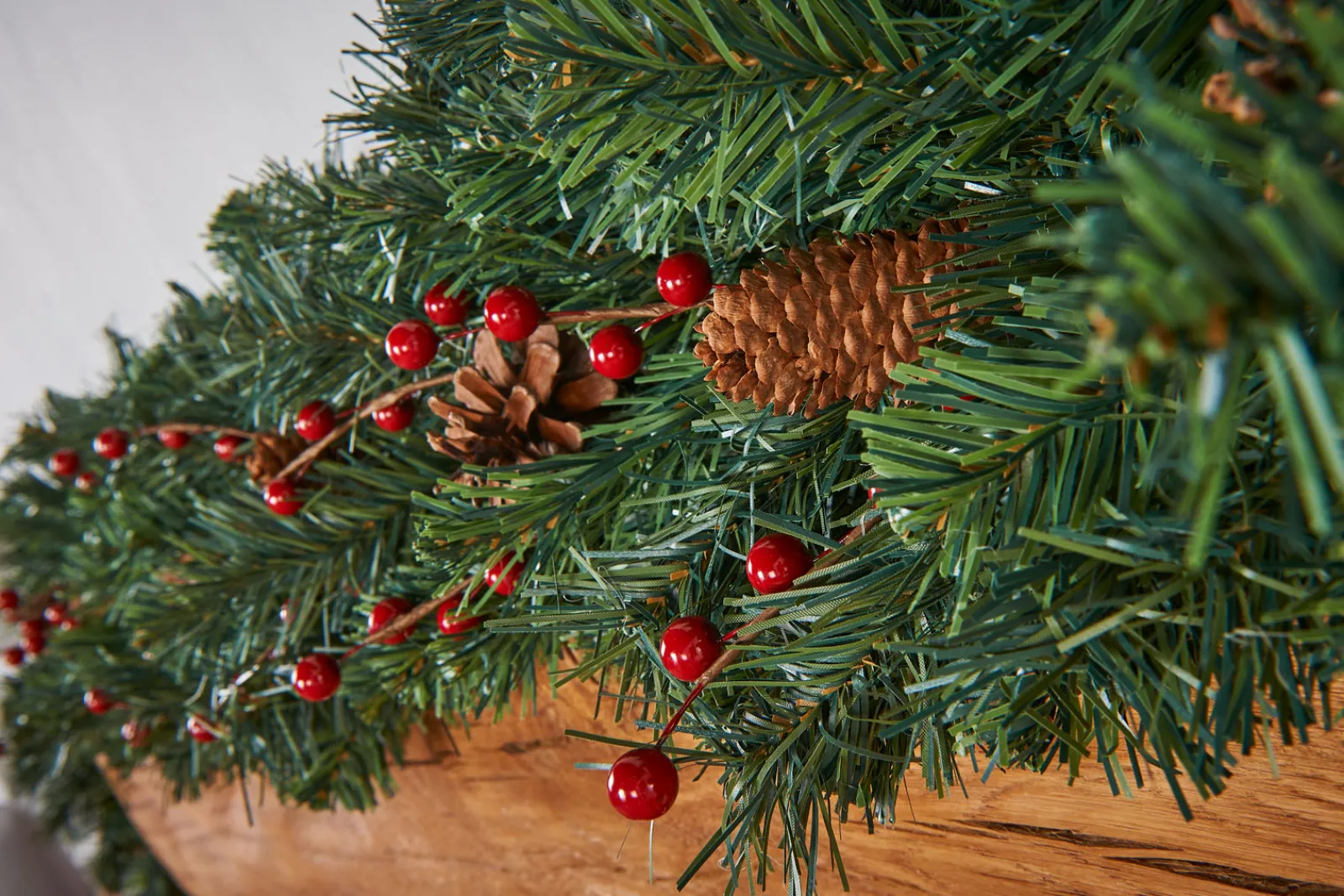 WeRChristmas Extra Thick Mixed Pine Garland, Pinecones & Berries, 9 Ft