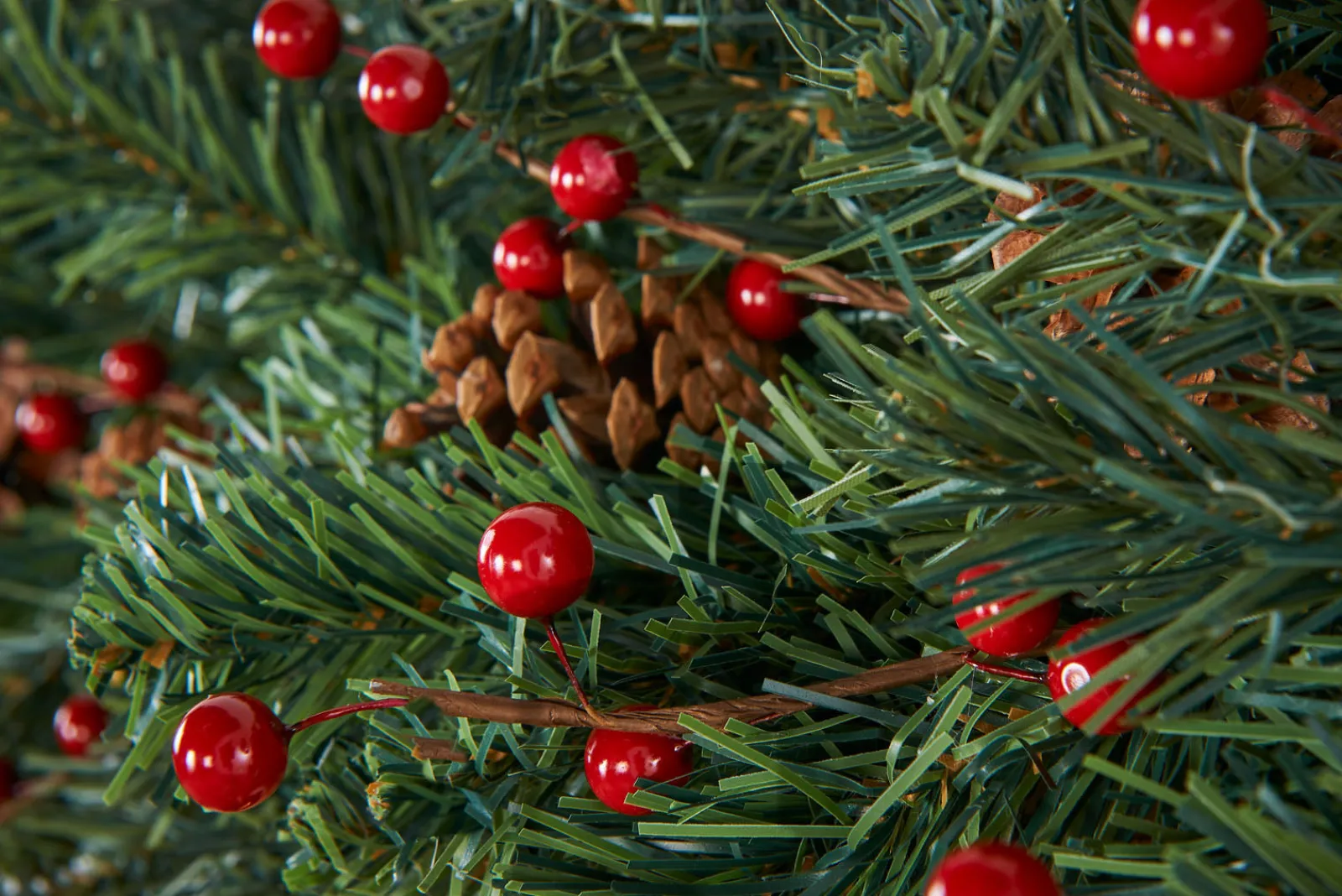 WeRChristmas Extra Thick Mixed Pine Garland, Pinecones & Berries, 9 Ft