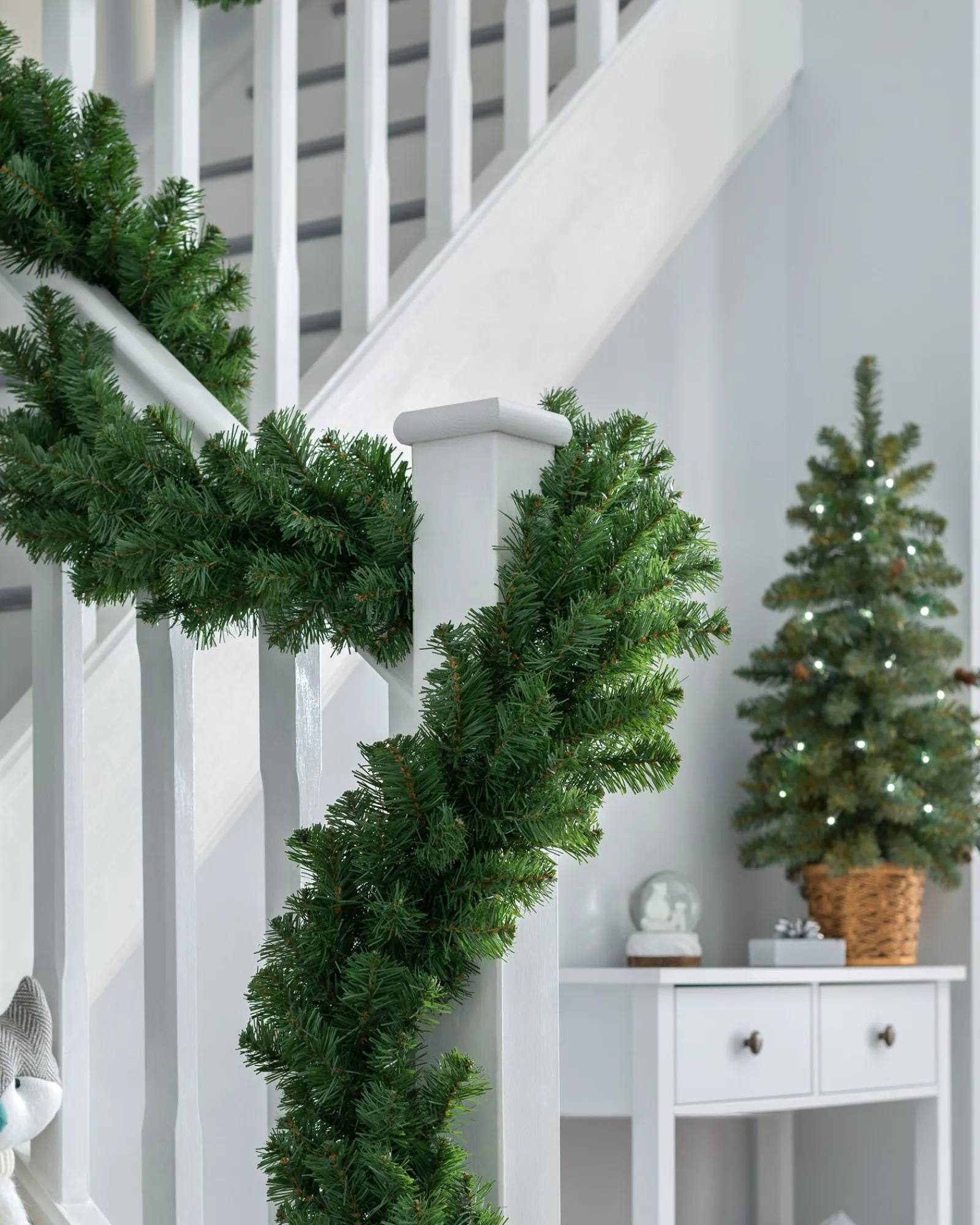 WeRChristmas Extra Thick Pine Garland, Green, 9 Ft