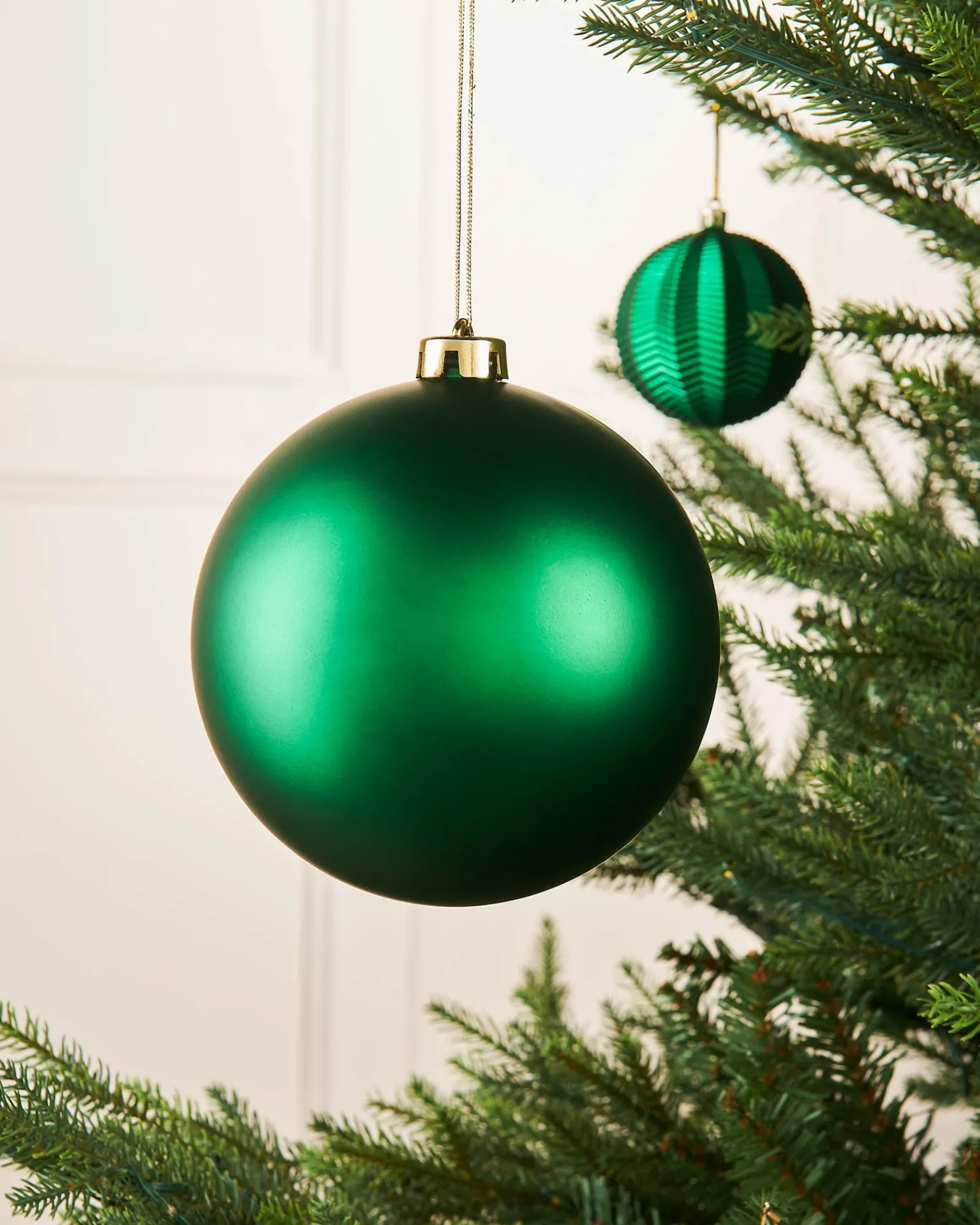 WeRChristmas Green Large Matt Shatterproof Bauble, 15 Cm