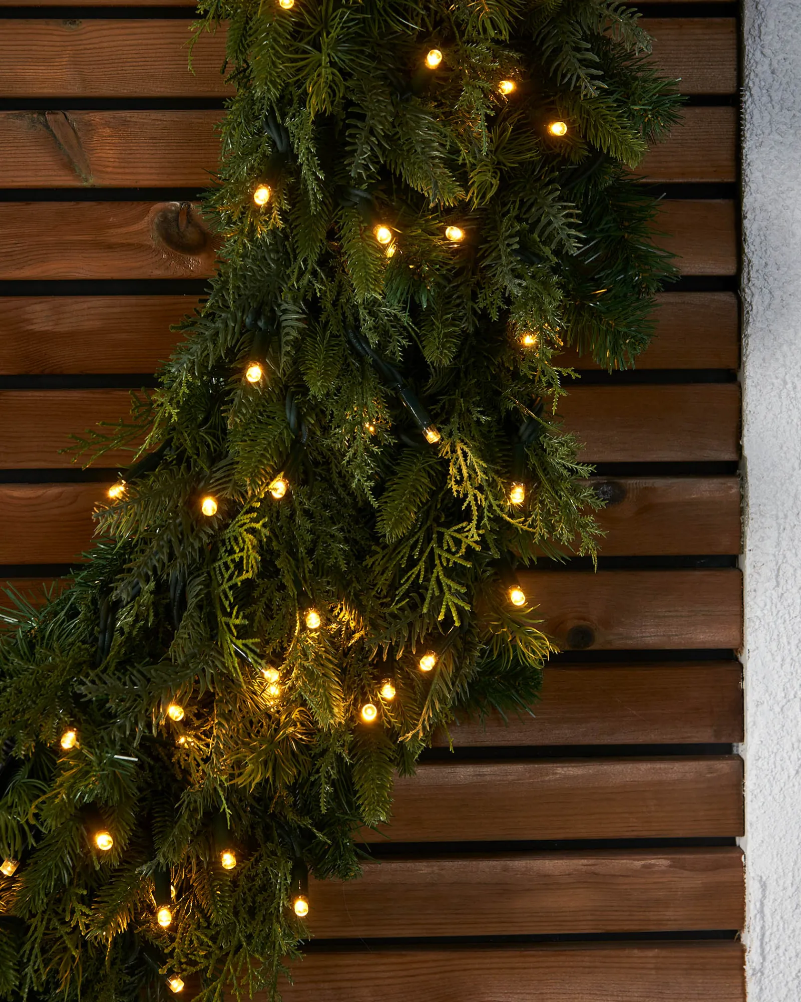 WeRChristmas LINK PRO Connectable Pre-Lit Natural Fir Wreath, 1.2 M