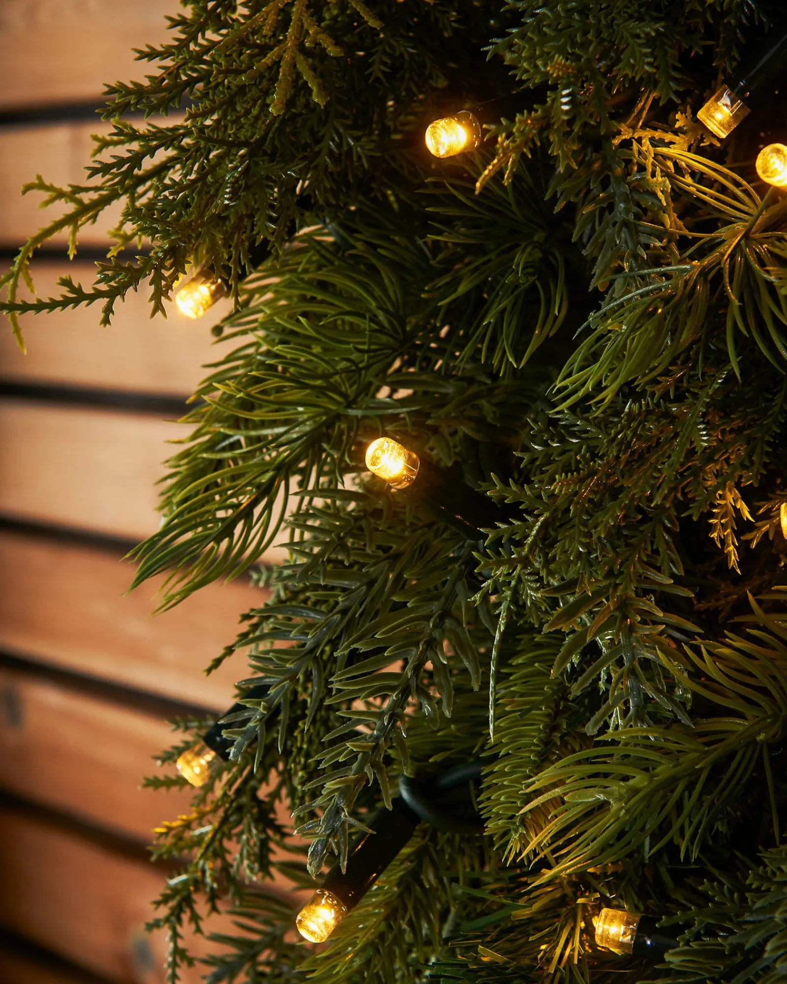 WeRChristmas LINK PRO Connectable Pre-Lit Natural Fir Wreath, 1.2 M