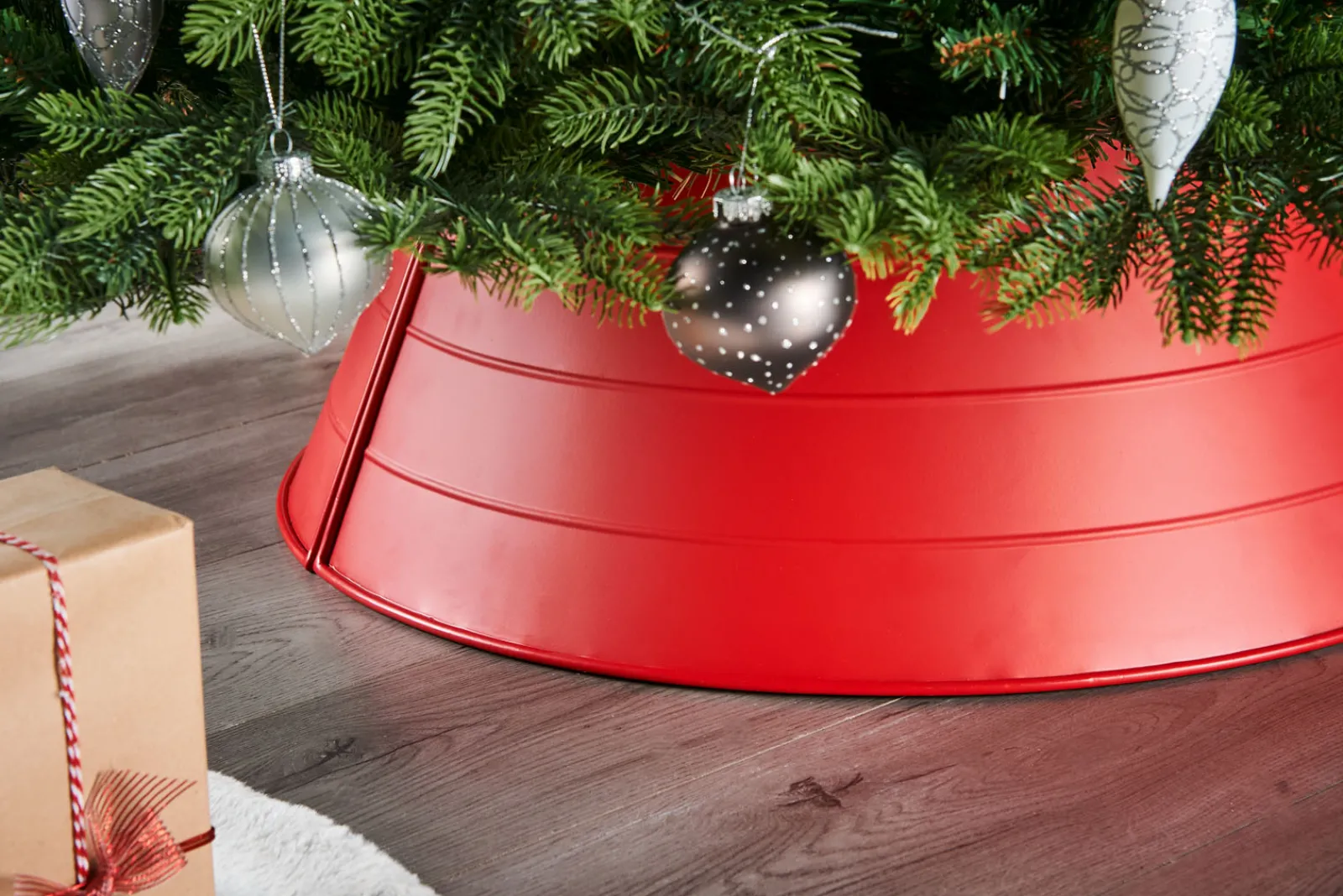 WeRChristmas Matt Metal Tree Collar, Red, 66 Cm