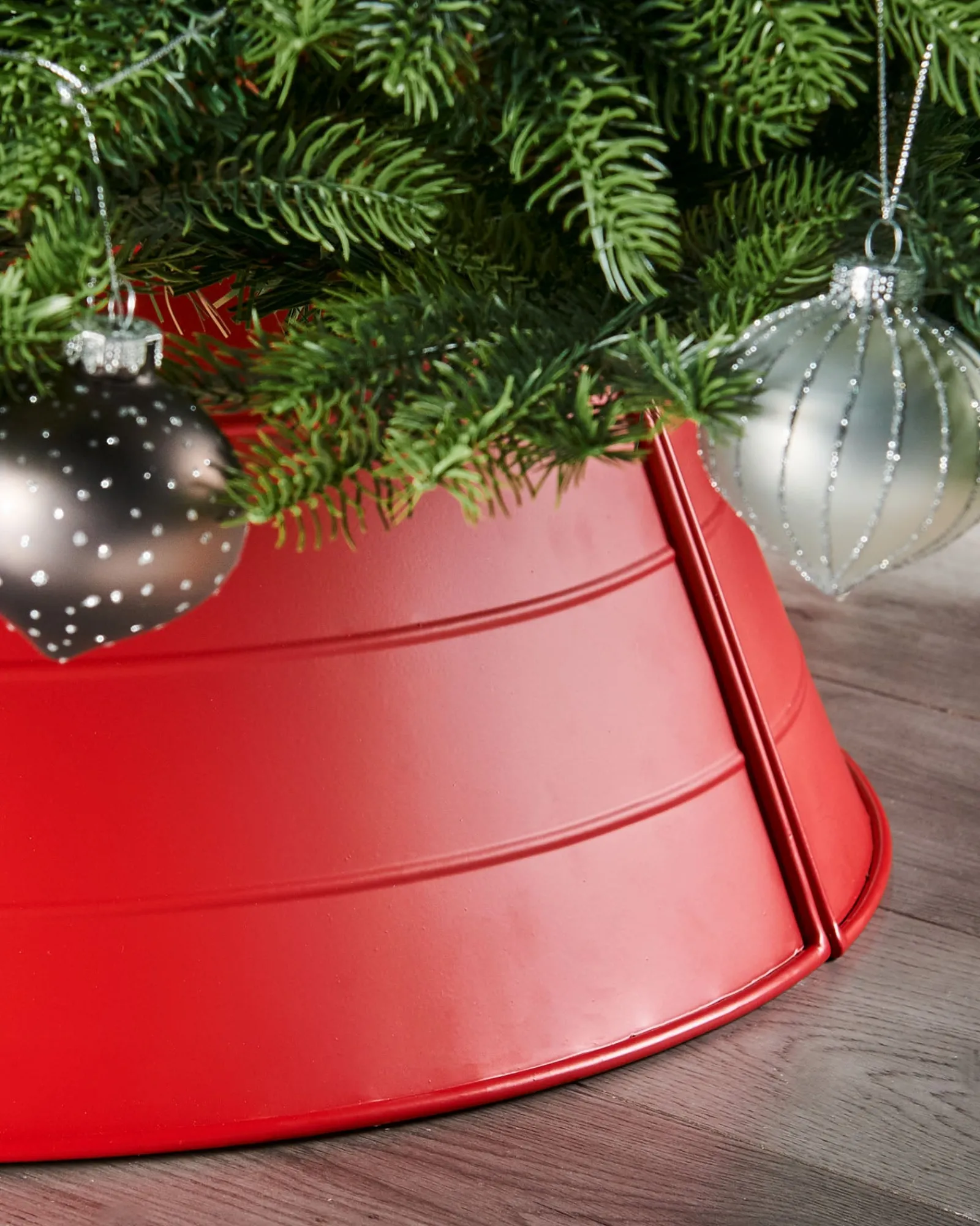 WeRChristmas Matt Metal Tree Collar, Red, 66 Cm