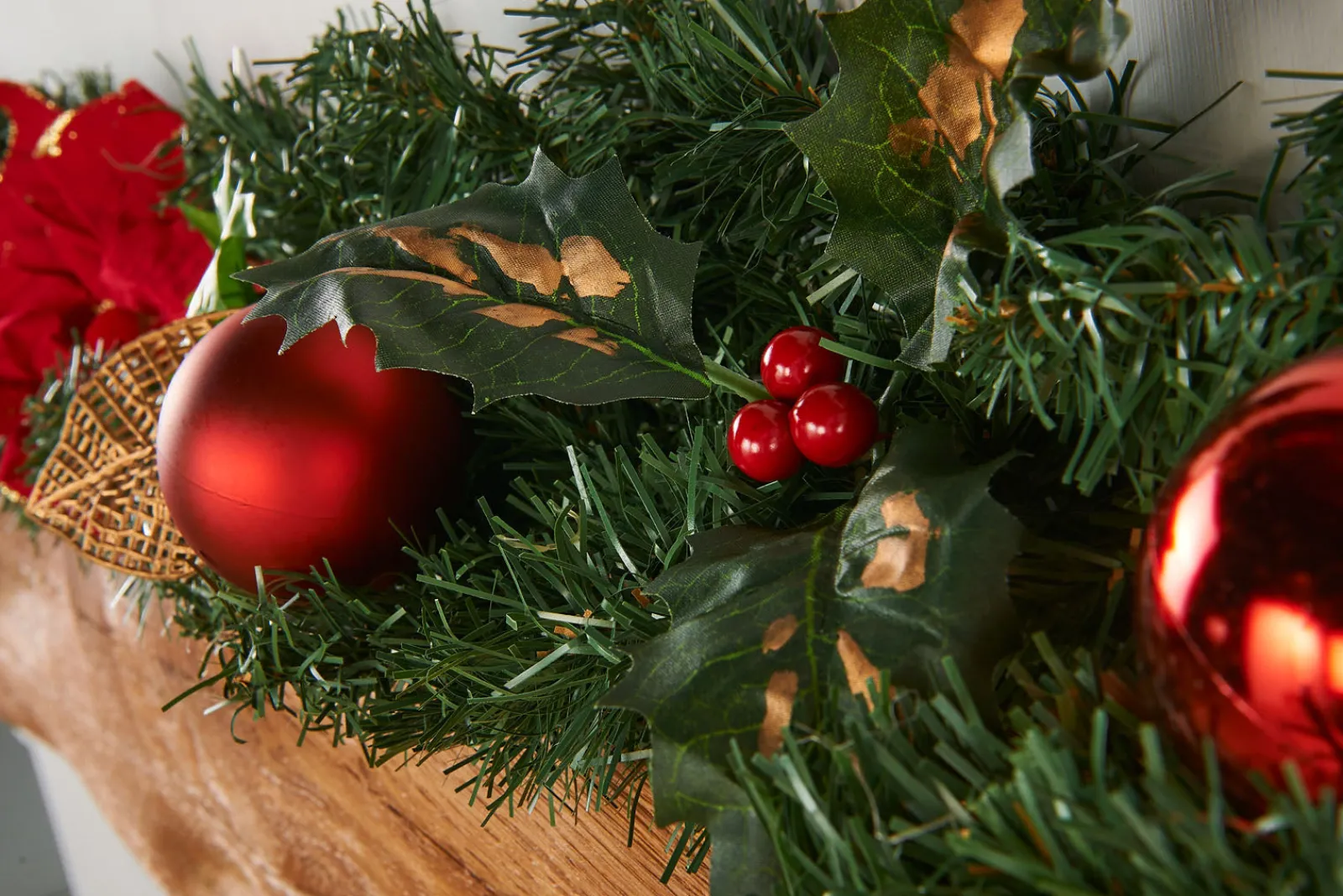 WeRChristmas Pre-Decorated Garland, Red/Gold, 6 Ft