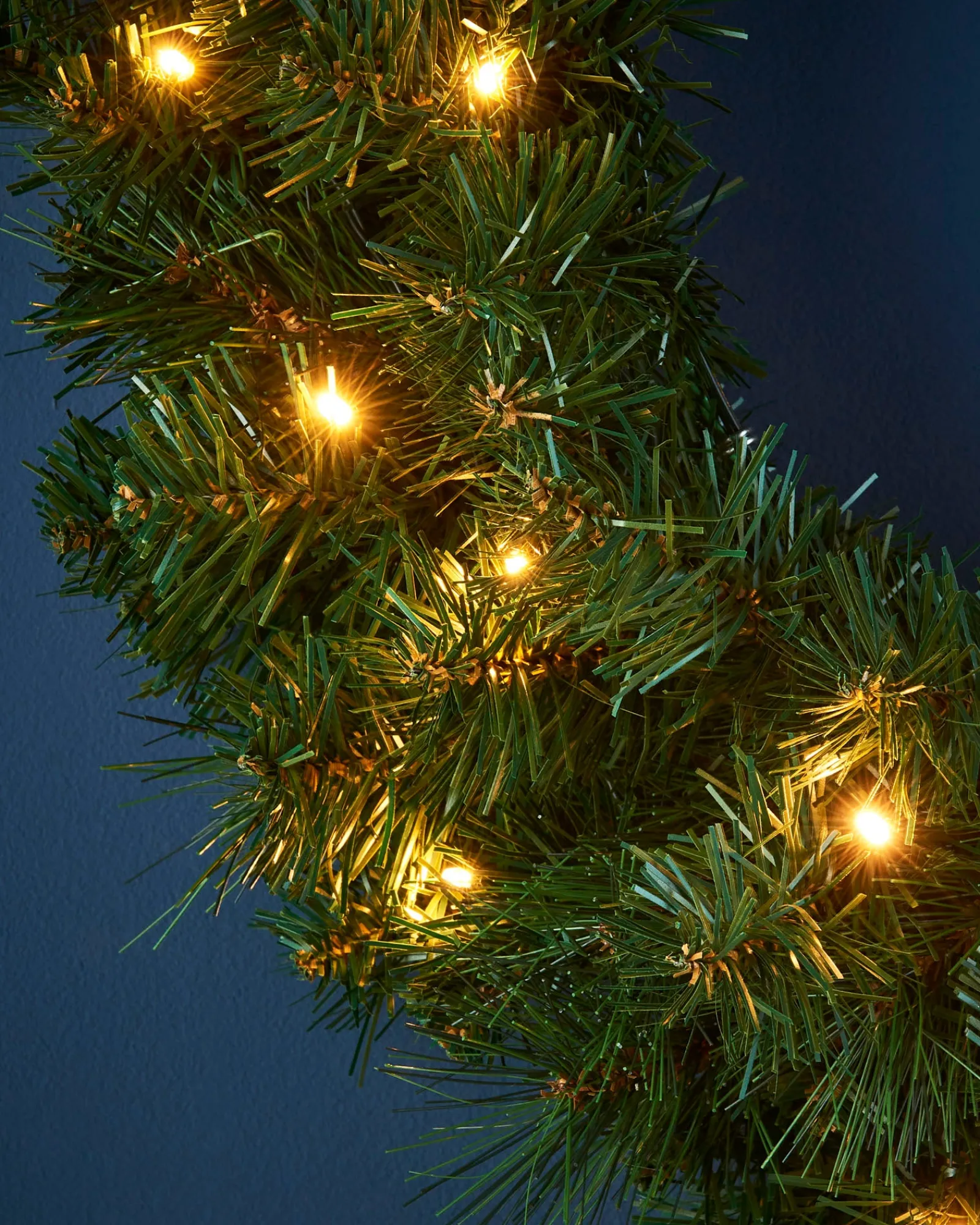 WeRChristmas Pre-Lit Alberta Spruce Wreath, 60 Cm