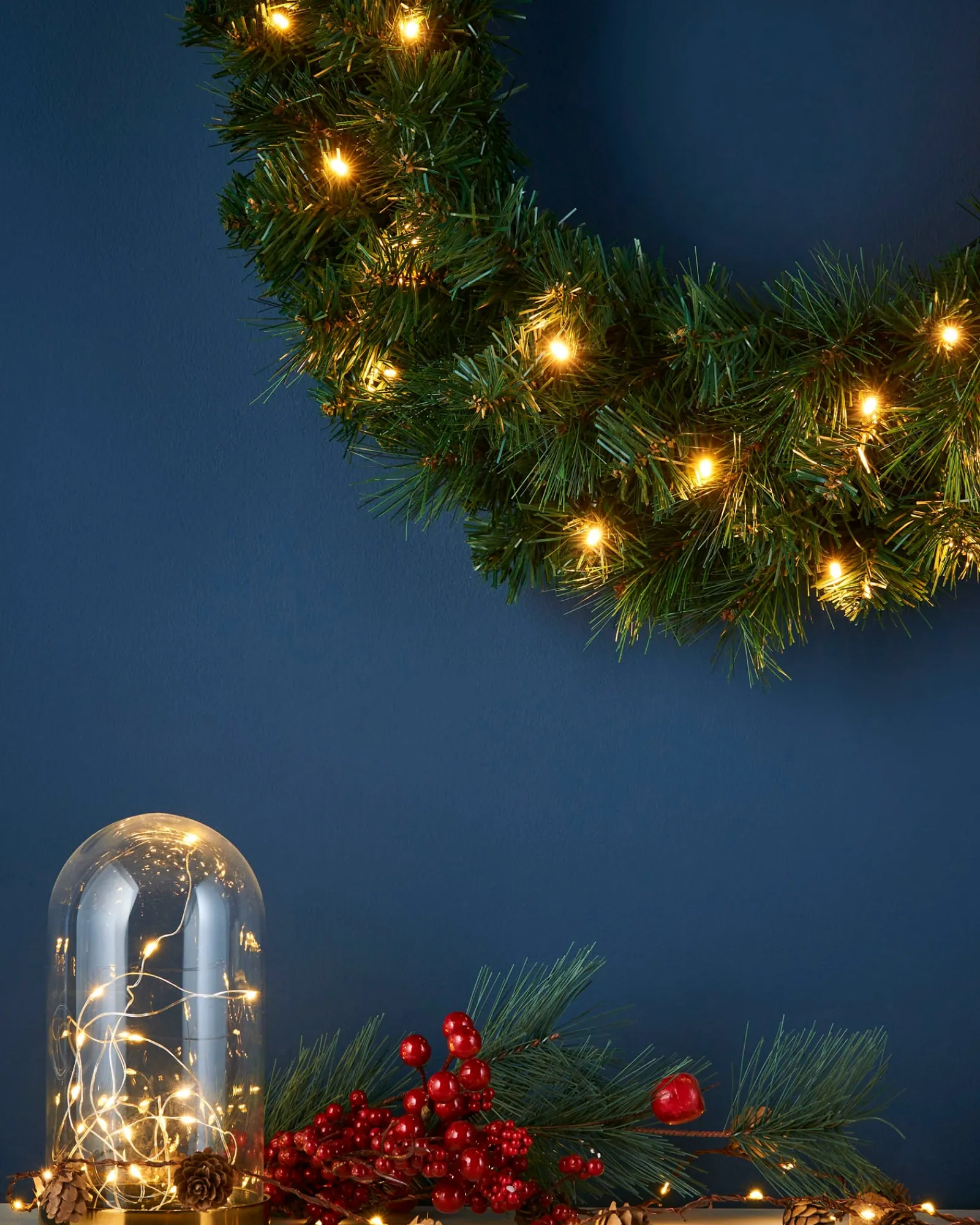 WeRChristmas Pre-Lit Alberta Spruce Wreath, 60 Cm