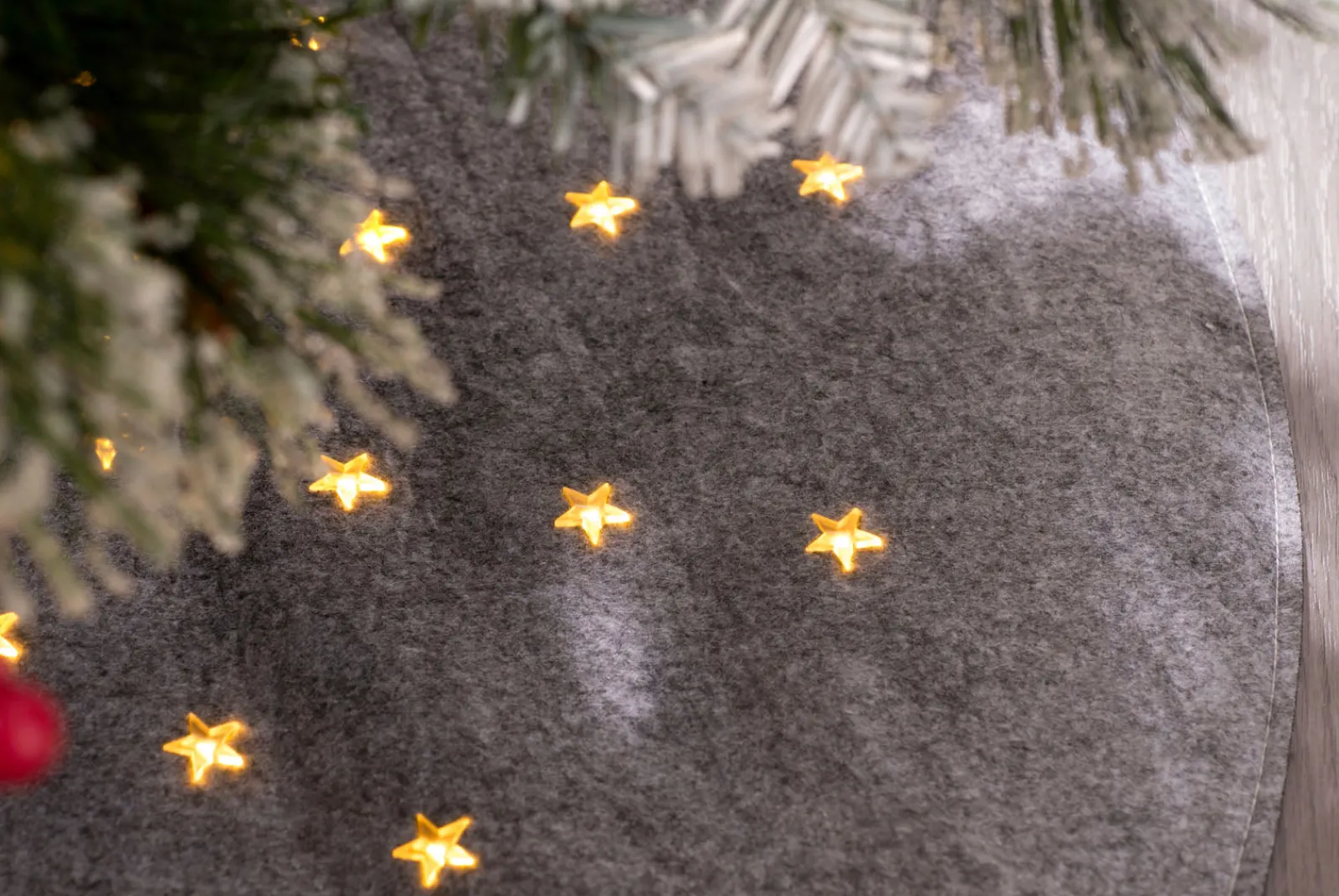 WeRChristmas Pre-Lit Christmas Tree Mat, Grey, 98 Cm