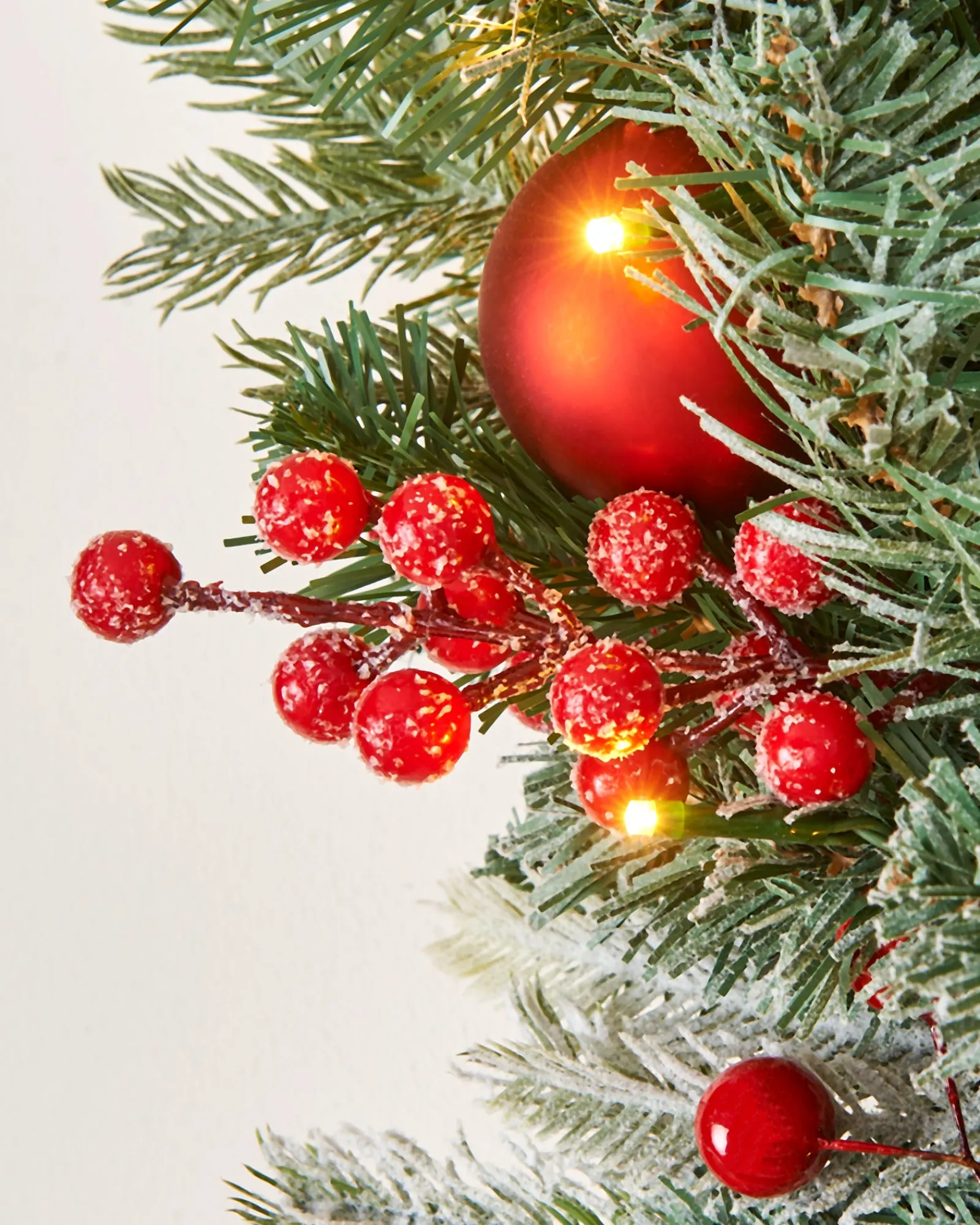 WeRChristmas Pre-Lit Decorated Frosted Wreath, 60 Cm