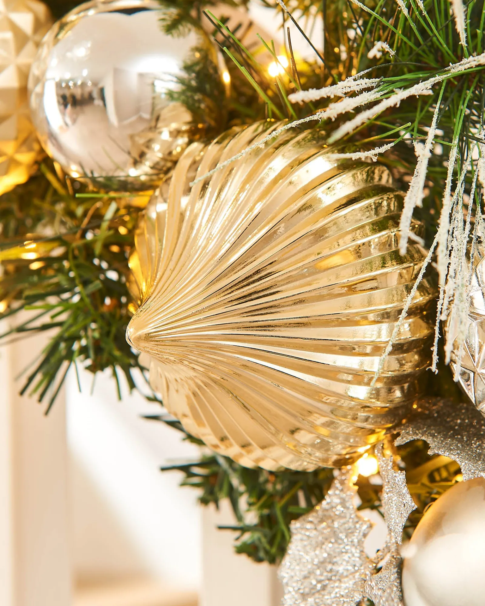 WeRChristmas Pre-Lit Decorated Garland, Silver/Champagne/Gold, 9 Ft