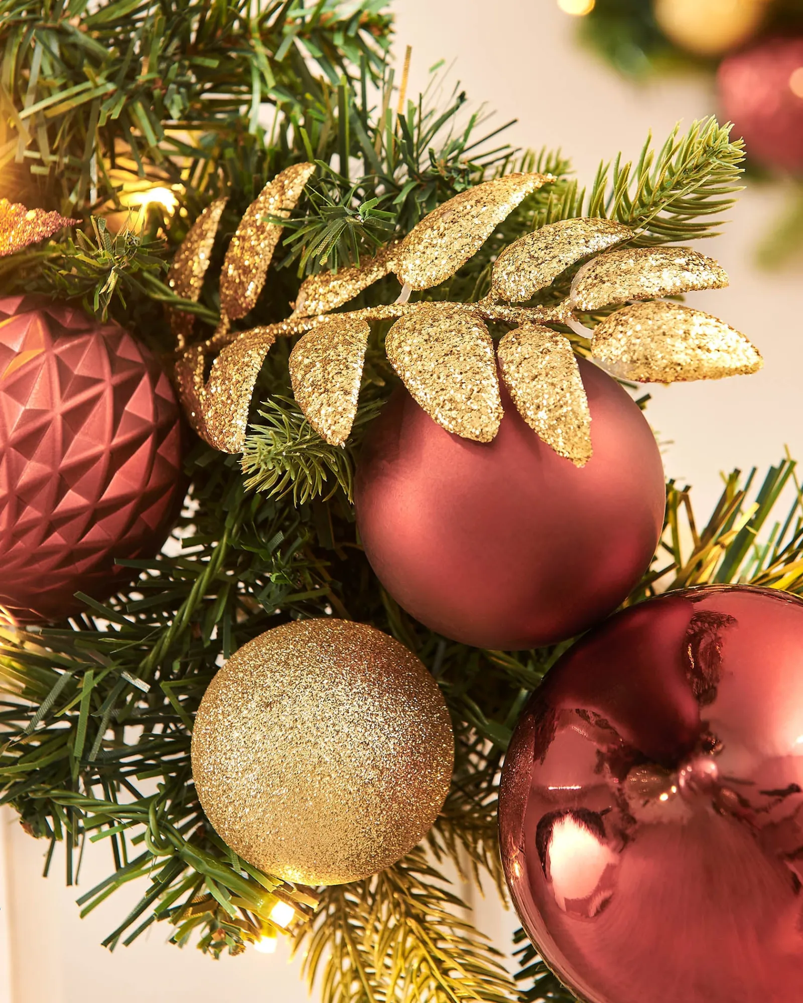 WeRChristmas Pre-Lit Decorated Garland, Burgundy/Gold, 9 Ft