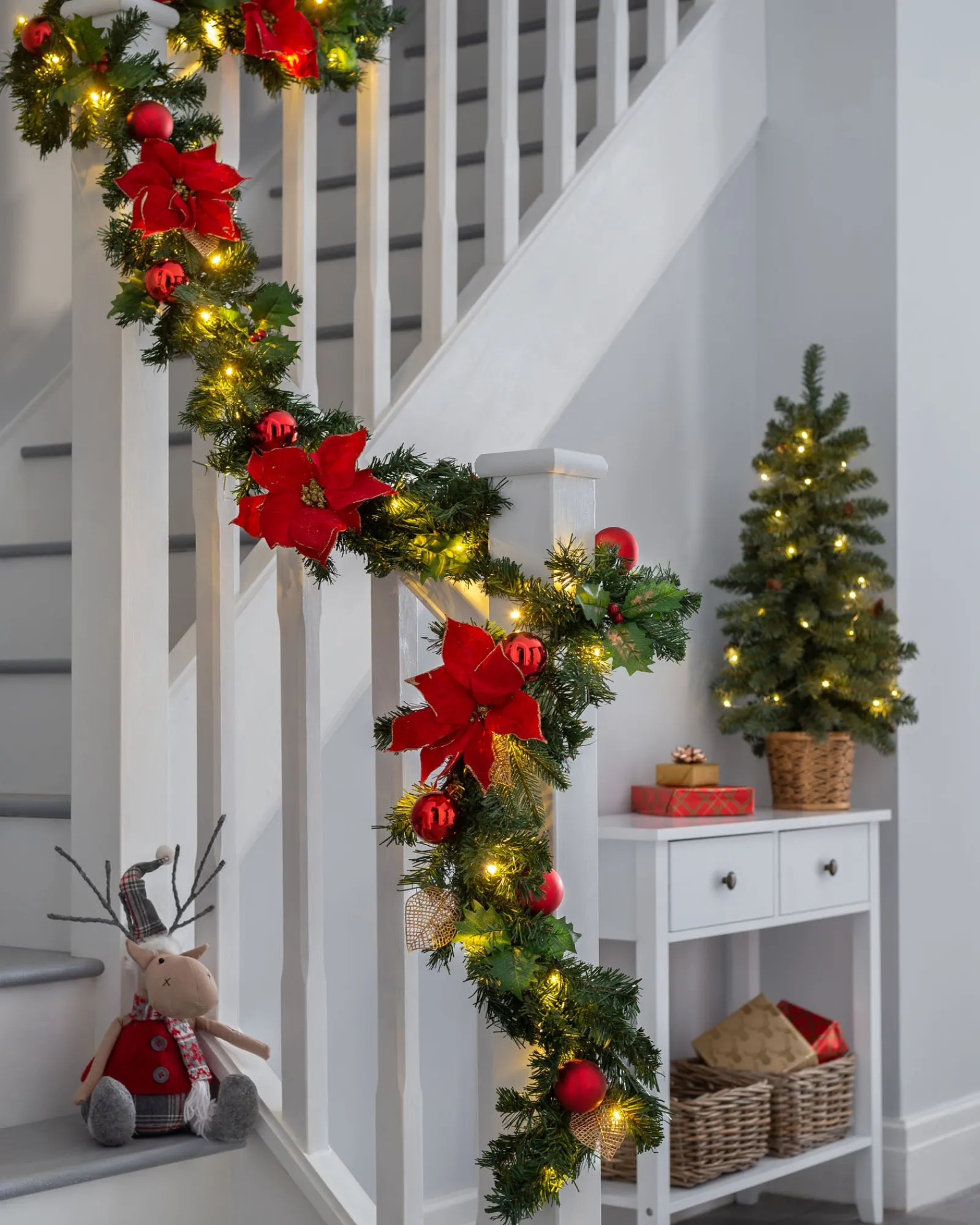 WeRChristmas Pre-Lit Decorated Multi-Function Garland, Red/Gold, 9 Ft