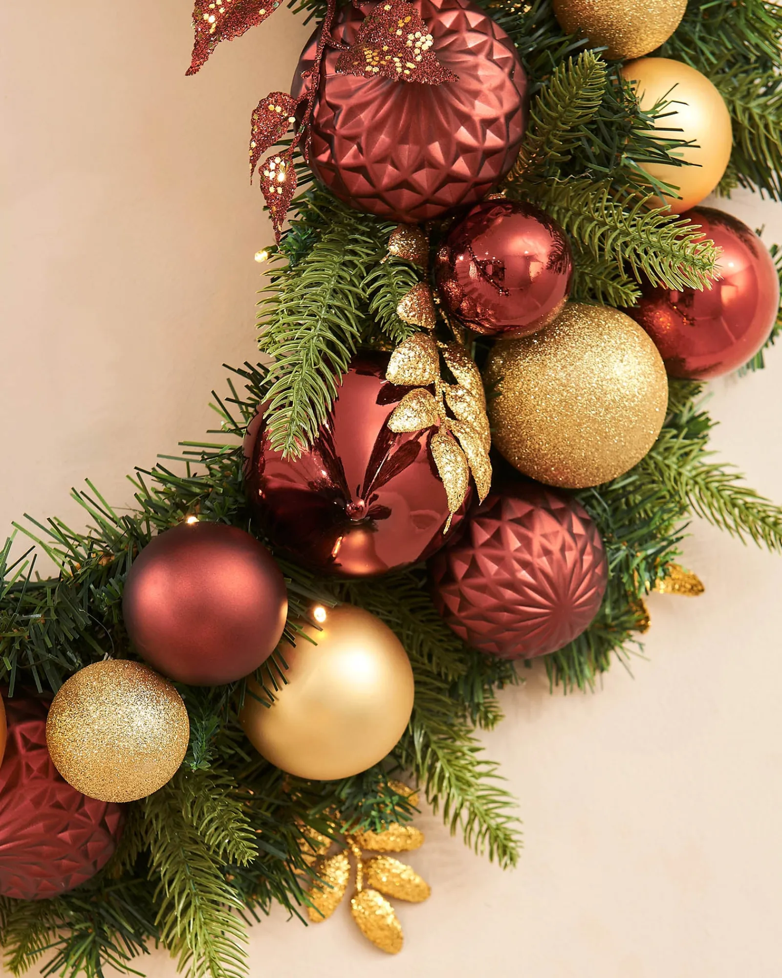 WeRChristmas Pre-Lit Decorated Wreath, Burgundy/Gold, 76 Cm