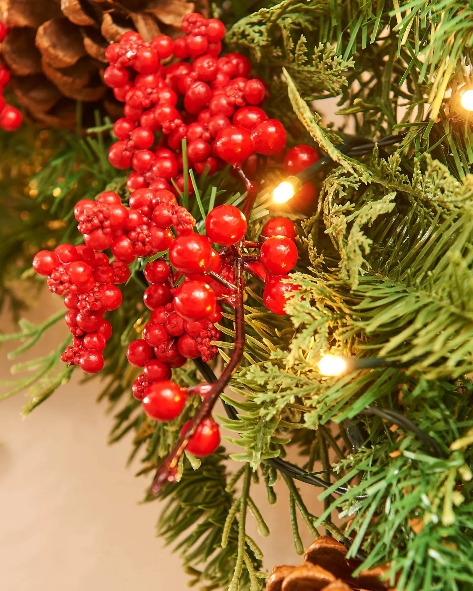 WeRChristmas Pre-Lit Decorated Wreath, Pinecones & Berries, 76 Cm