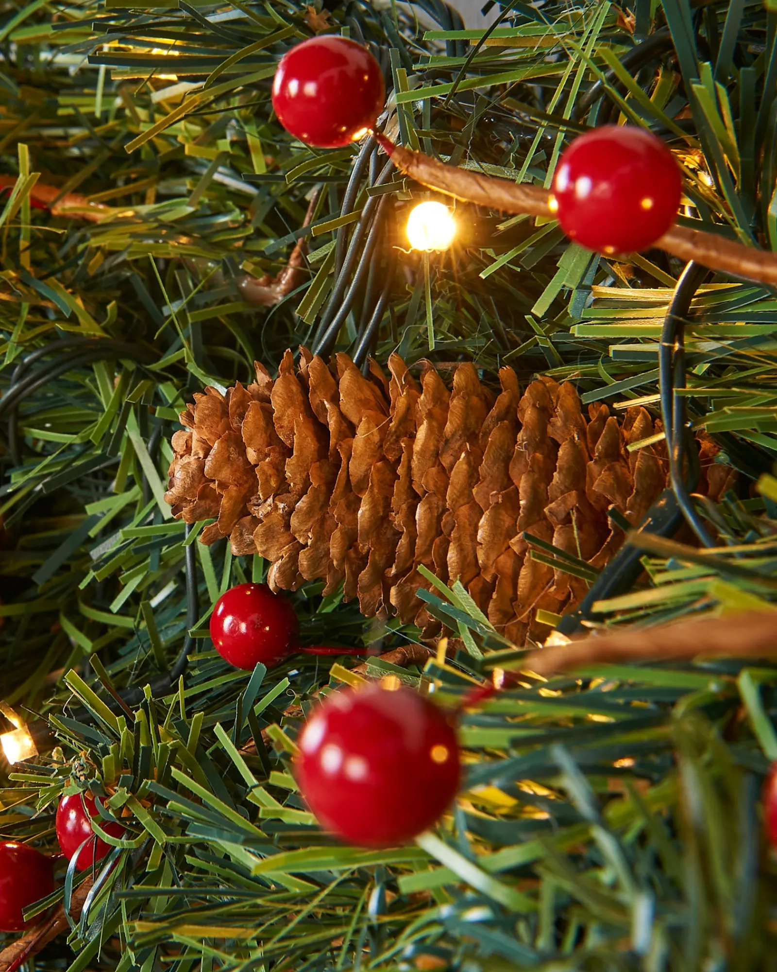 WeRChristmas Pre-Lit Extra Thick Garland, 9 Ft
