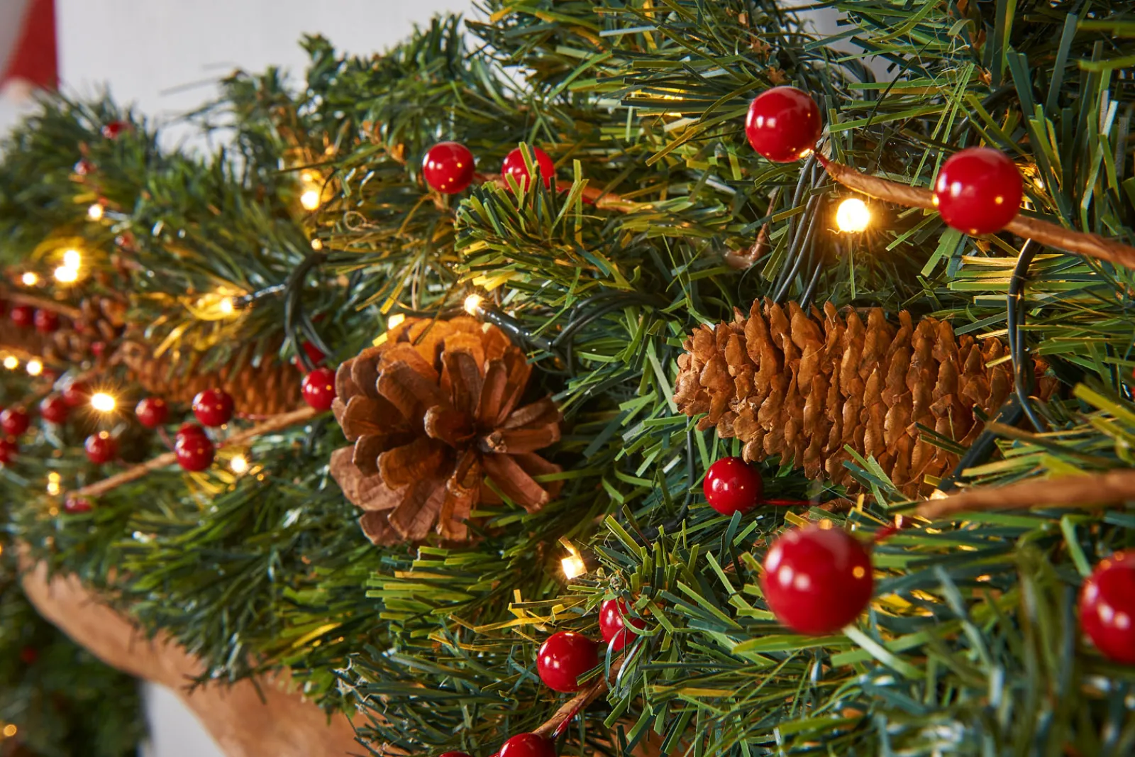 WeRChristmas Pre-Lit Extra Thick Garland, 9 Ft