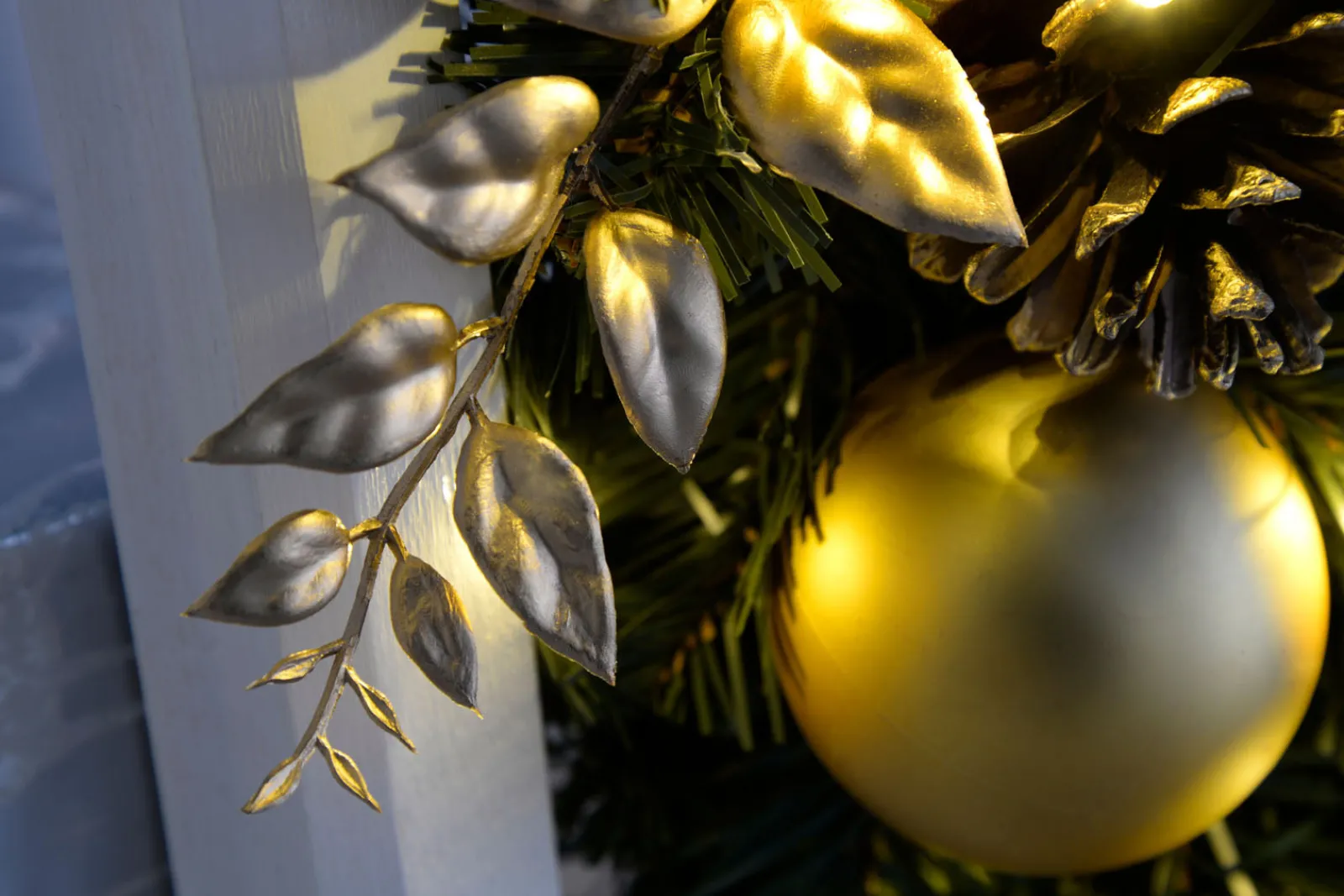 WeRChristmas Pre-Lit Extra Thick Garland, Cream/Gold, 9 Ft