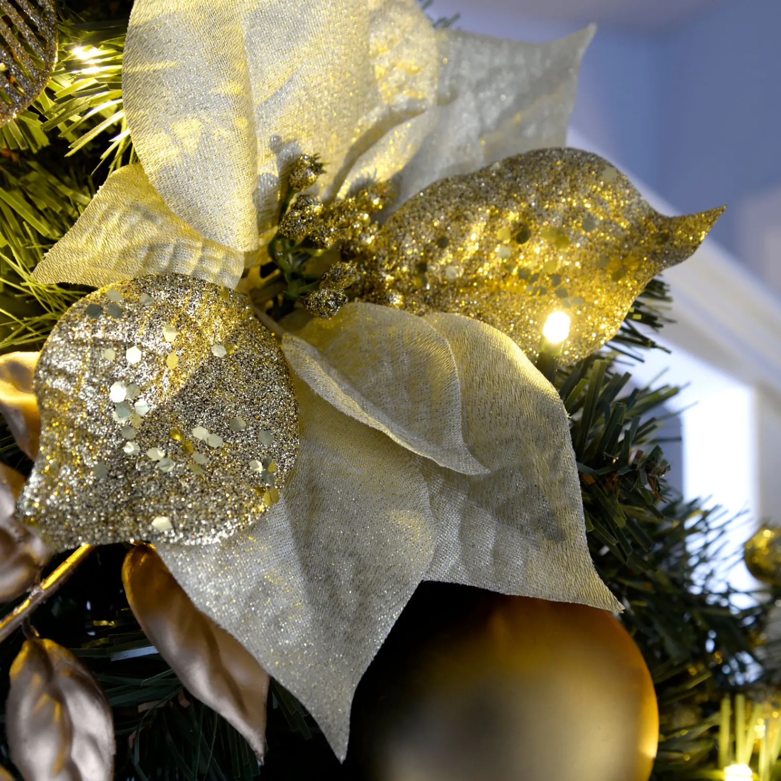WeRChristmas Pre-Lit Extra Thick Garland, Cream/Gold, 9 Ft