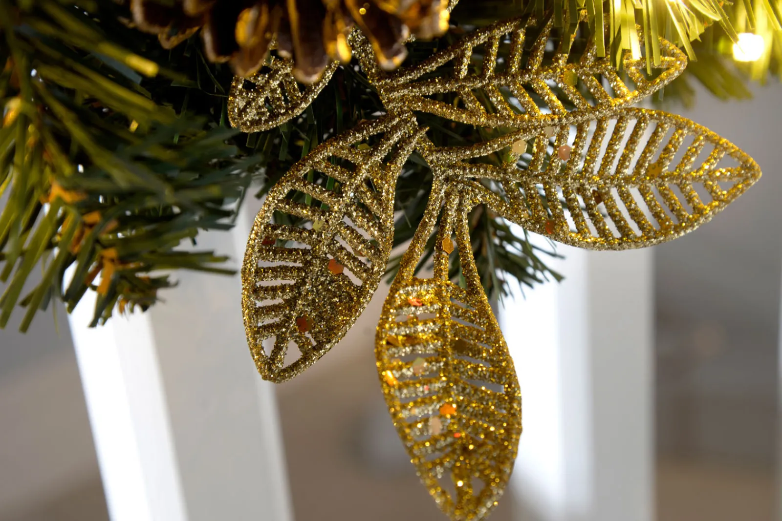 WeRChristmas Pre-Lit Extra Thick Garland, Cream/Gold, 9 Ft
