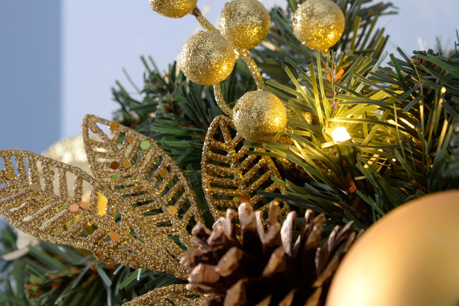WeRChristmas Pre-Lit Extra Thick Garland, Cream/Gold, 9 Ft
