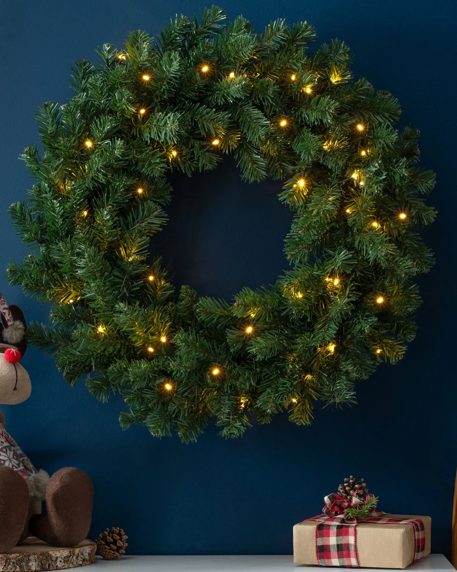 WeRChristmas Pre-Lit Extra Thick Wreath, 76 Cm