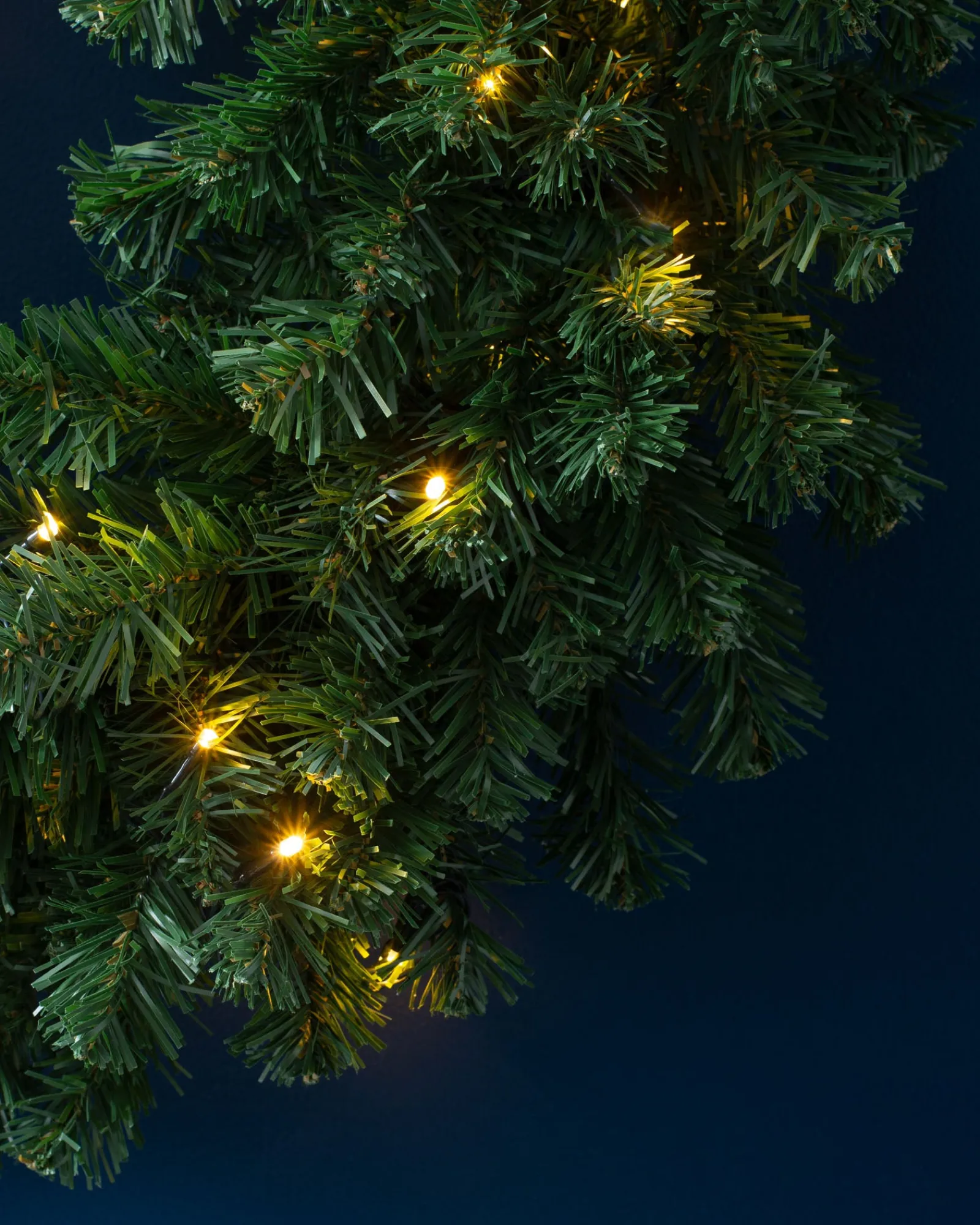 WeRChristmas Pre-Lit Extra Thick Wreath, 76 Cm
