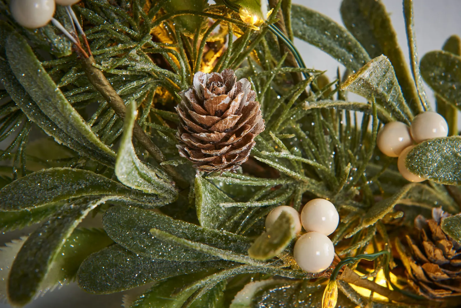 WeRChristmas Pre-Lit Frosted Mistletoe Garland, 9 Ft
