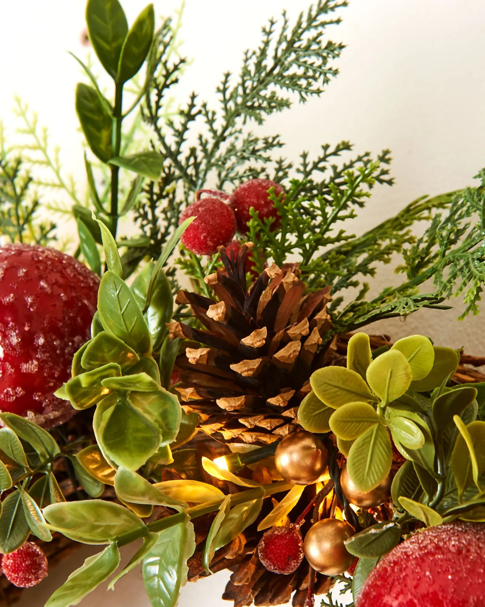 WeRChristmas Pre-Lit Frosted Red Berry Mixed Tip Wreath, 60 Cm