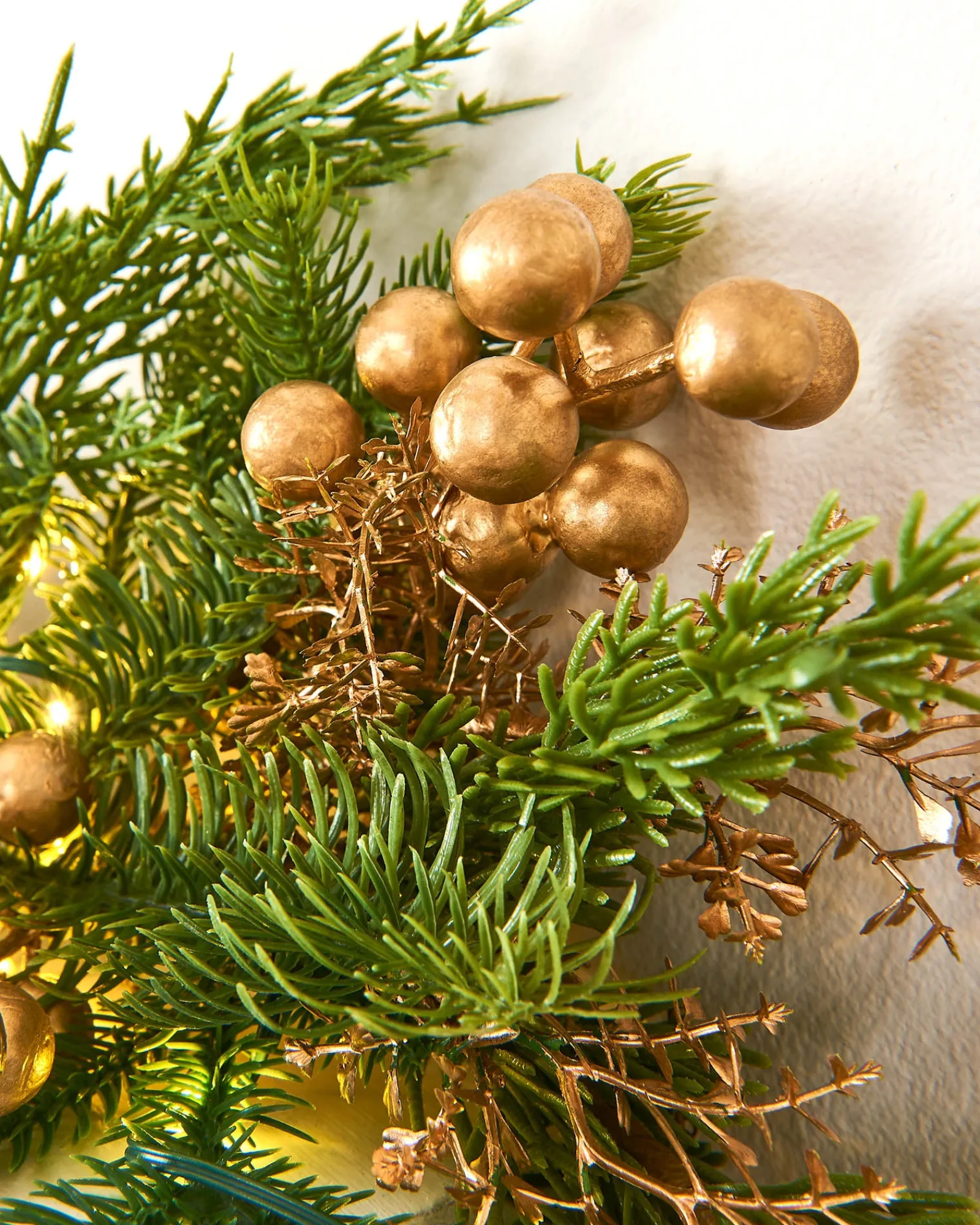 WeRChristmas Pre-Lit Gold Berry Mixed Tip Garland, 9 Ft