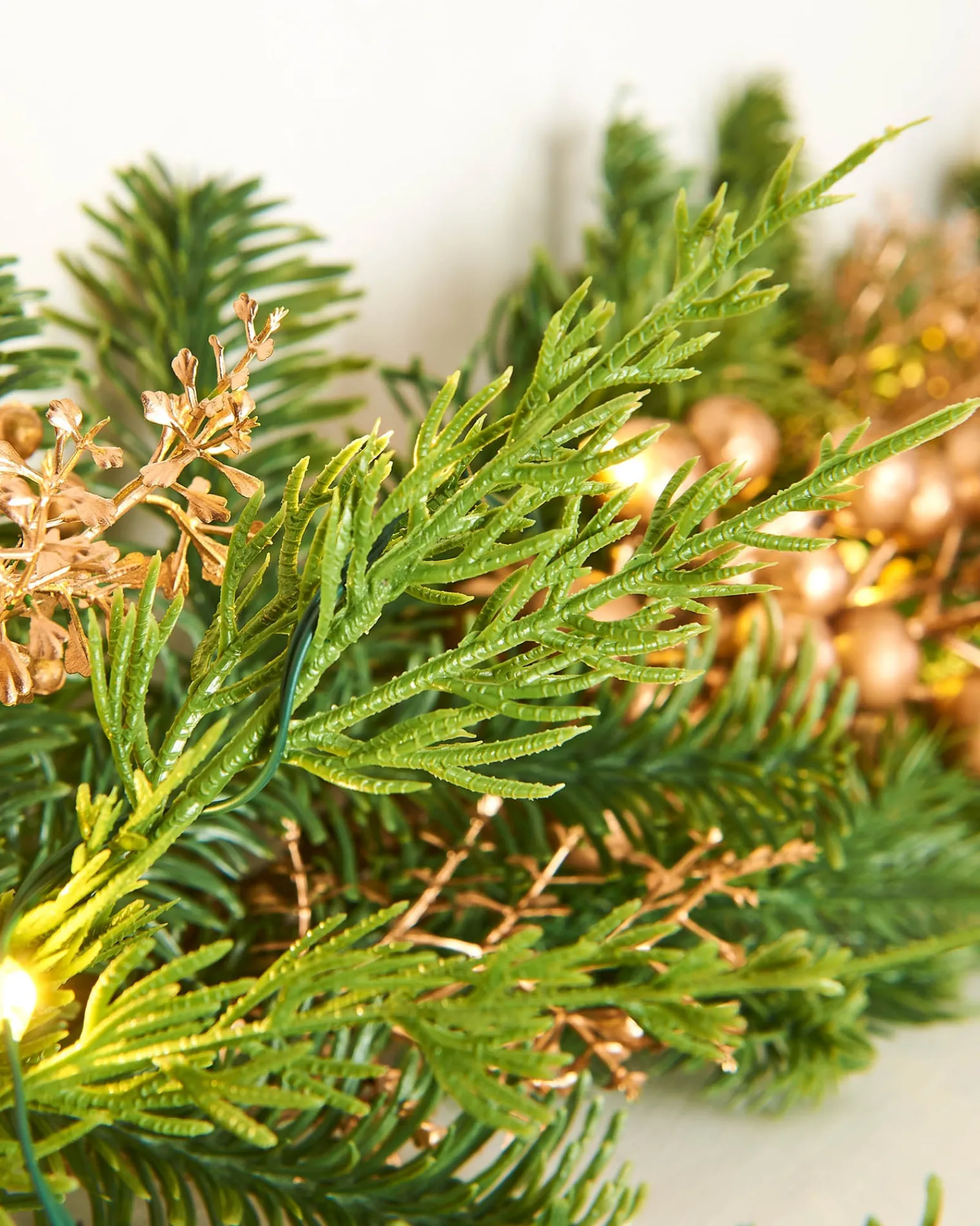 WeRChristmas Pre-Lit Gold Berry Mixed Tip Garland, 9 Ft