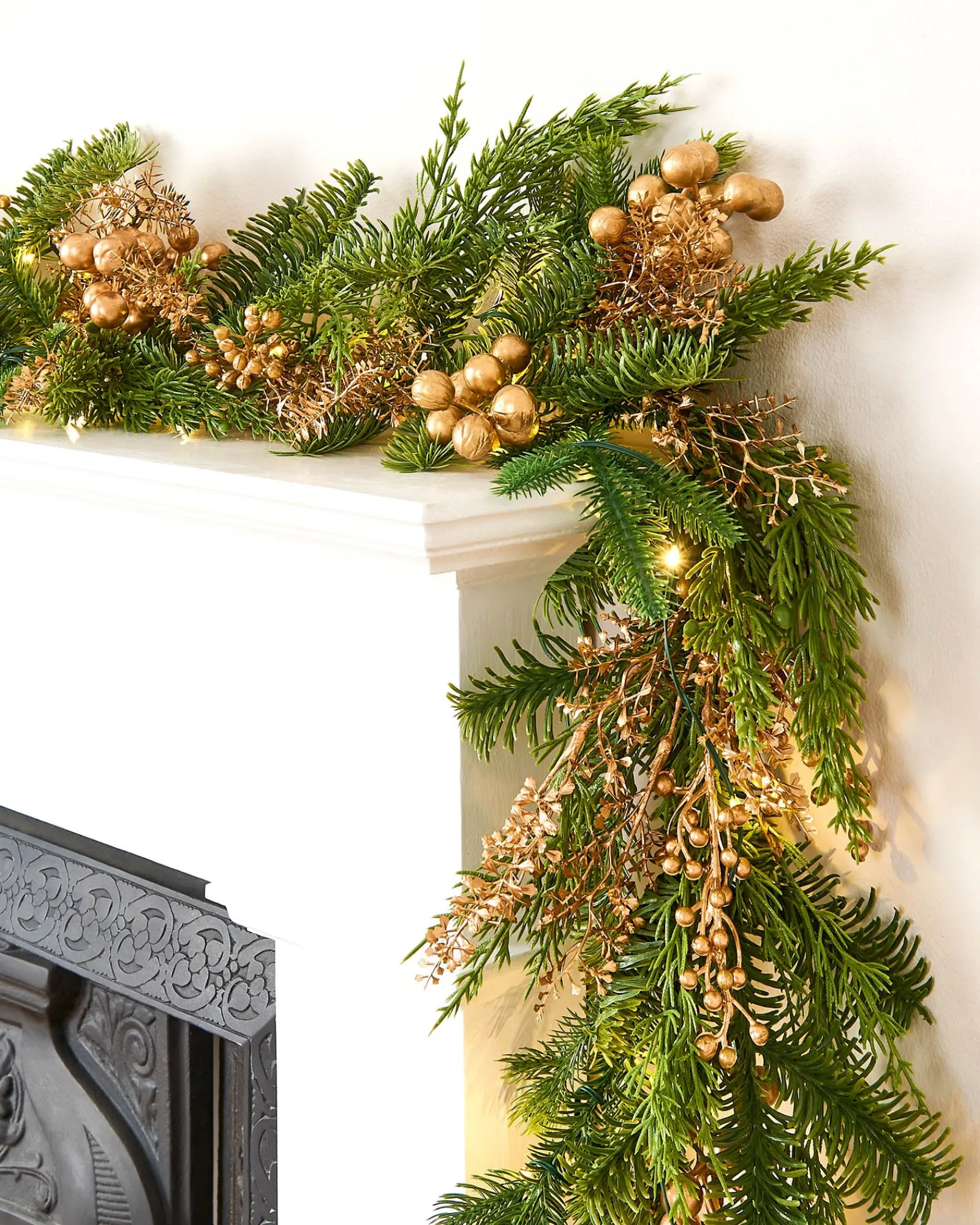 WeRChristmas Pre-Lit Gold Berry Mixed Tip Garland, 9 Ft