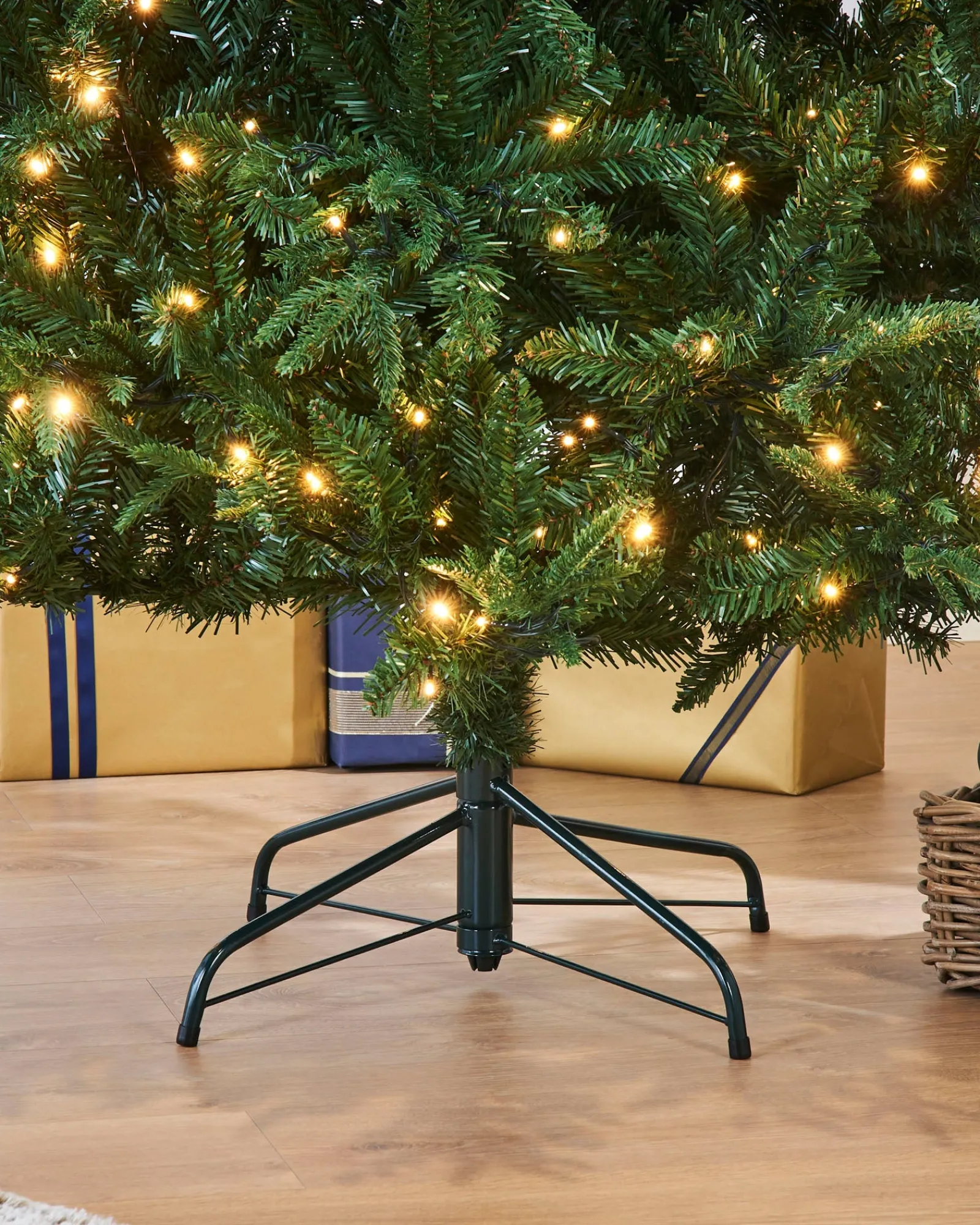 WeRChristmas Pre-Lit Grand Alaskan Fir Christmas Tree, 7 Ft