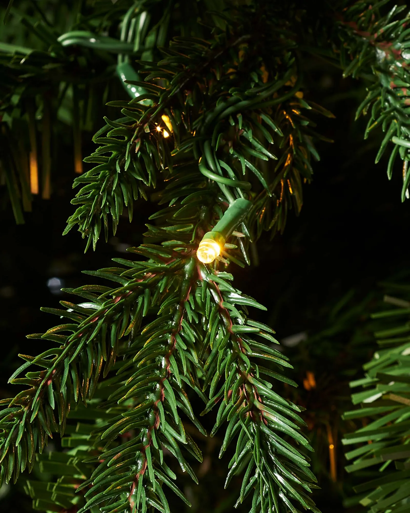 WeRChristmas Pre-lit Grand Alaskan Fir Christmas Tree, Dual Warm White, 7 Ft