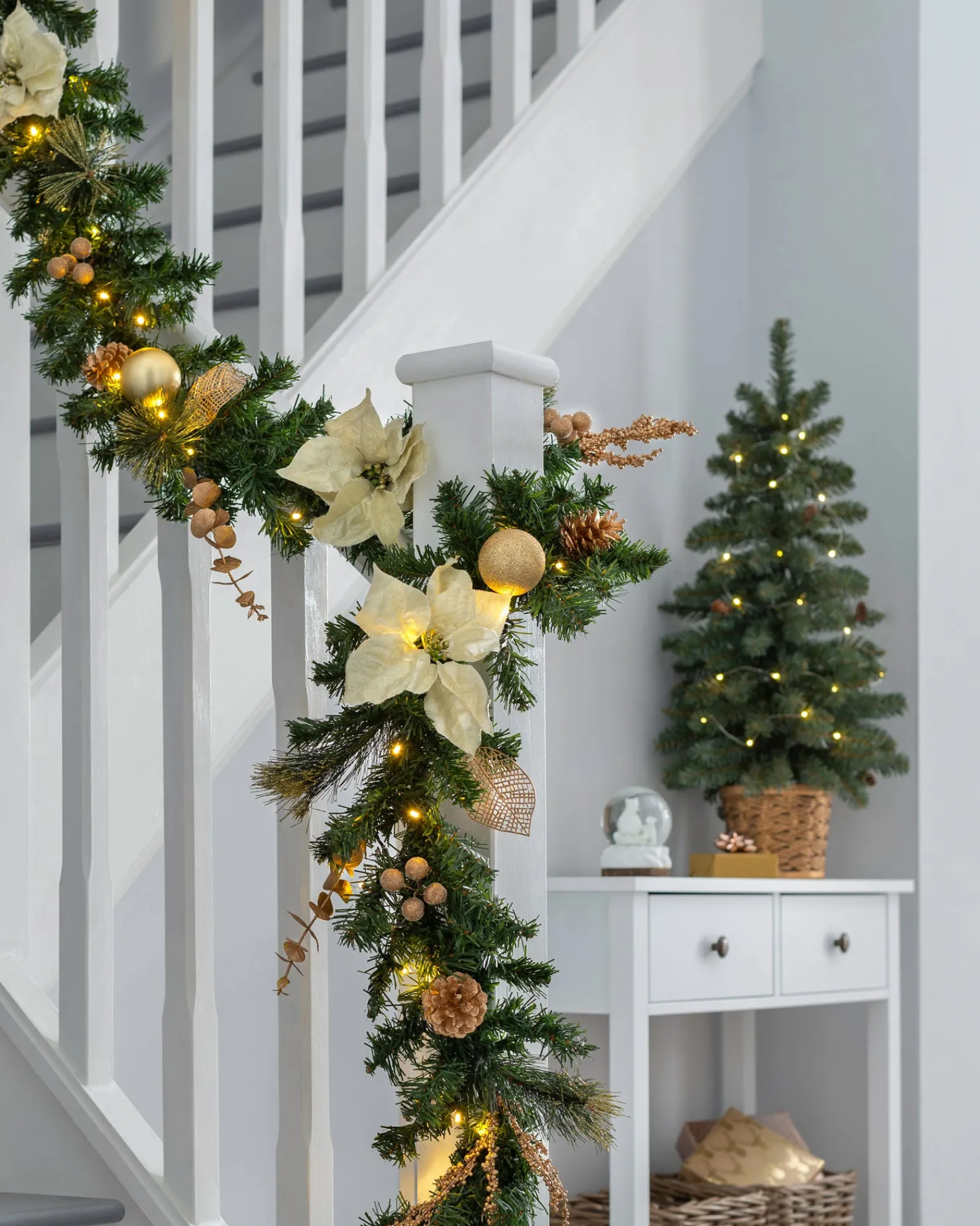 WeRChristmas Pre-Lit Multi-Function Decorated Garland, Cream/Gold, 9 Ft