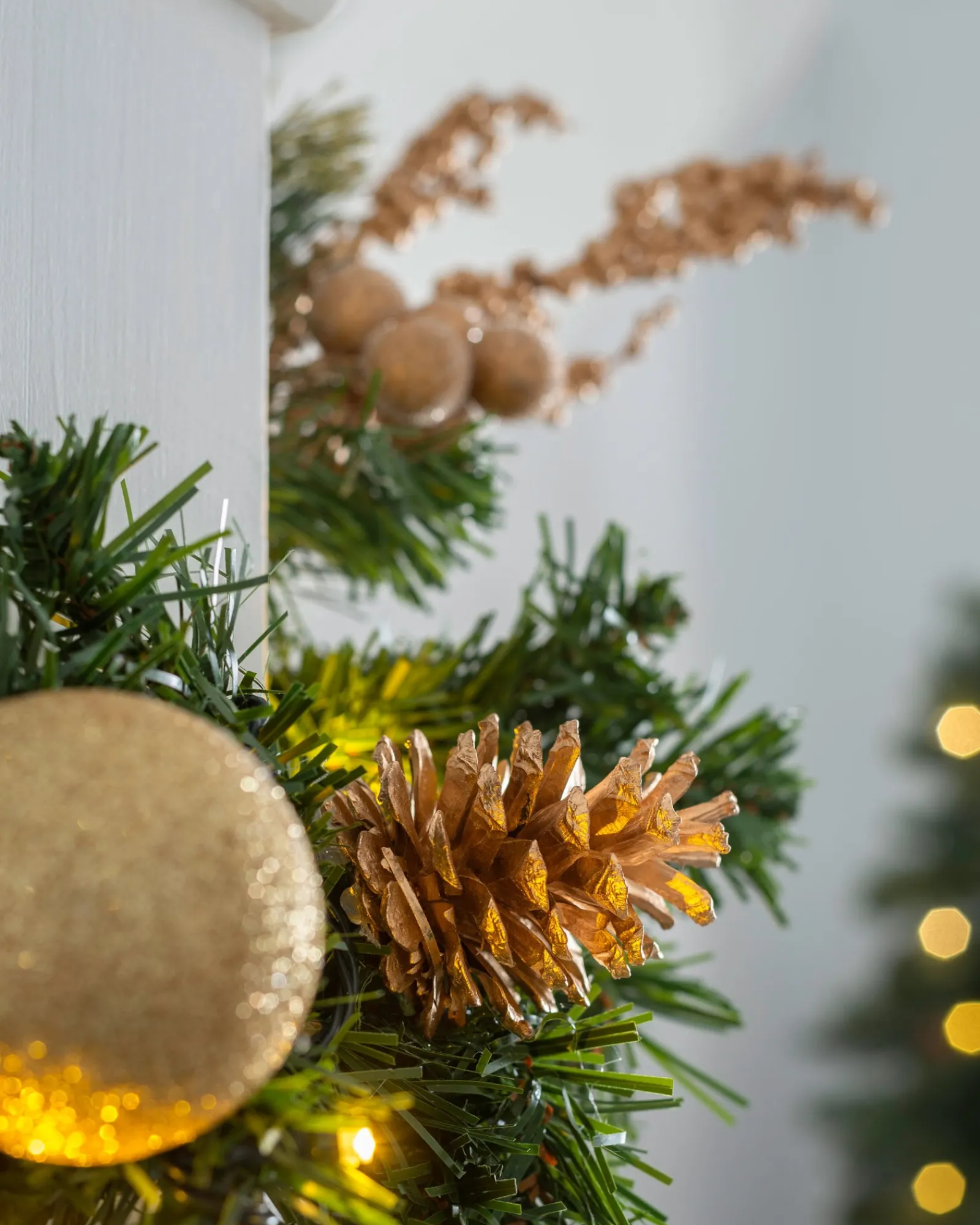 WeRChristmas Pre-Lit Multi-Function Decorated Garland, Cream/Gold, 9 Ft