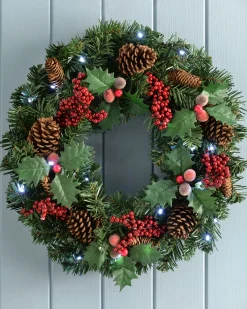WeRChristmas Pre-Lit Natural Decorated Wreath, Pinecones & Berries, 60 Cm