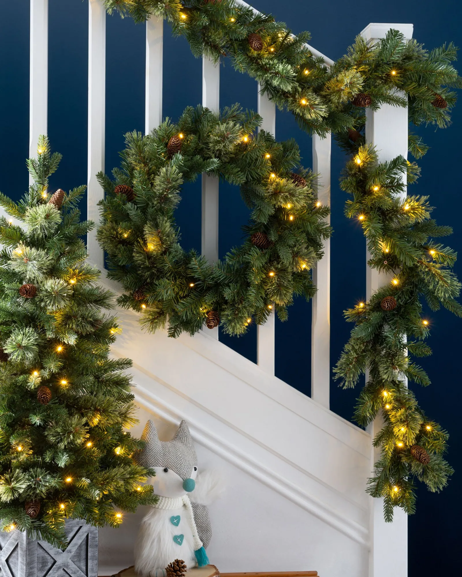 WeRChristmas Pre-Lit Natural Pine Wreath, 60 Cm