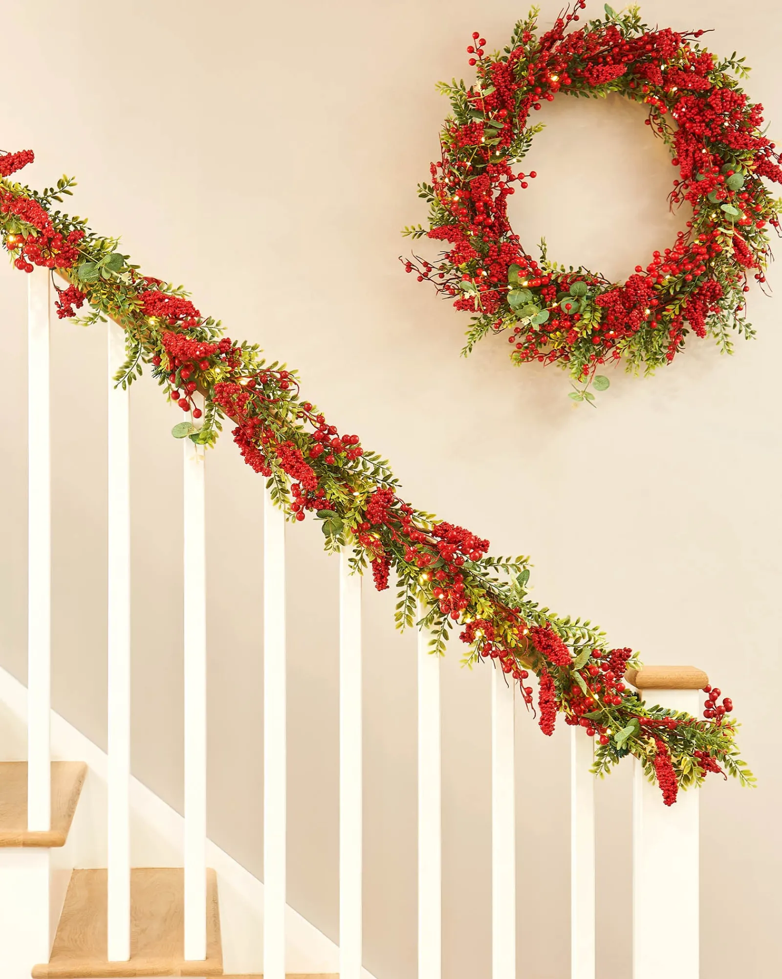 WeRChristmas Pre-Lit Red Berry Garland, 9 Ft