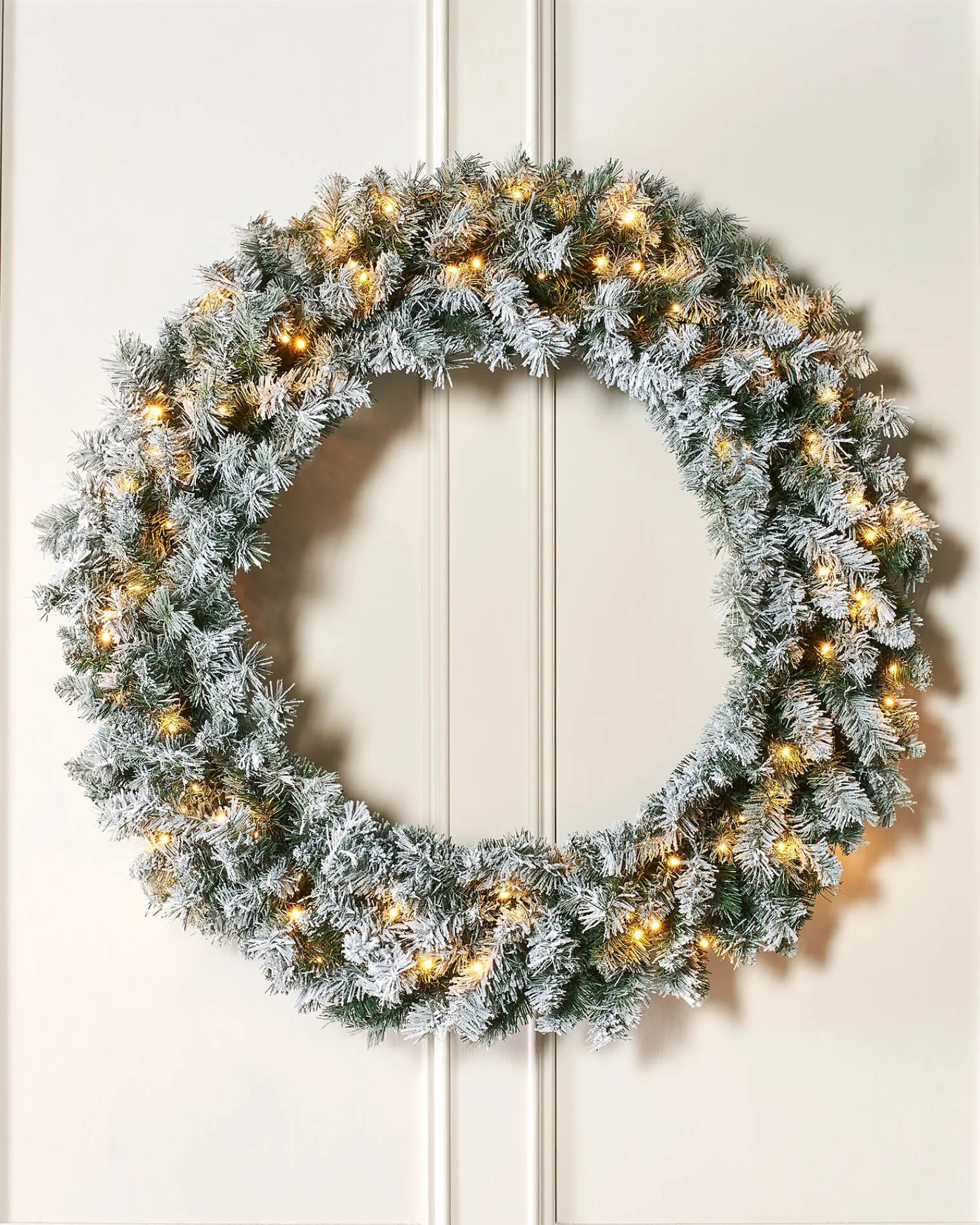 WeRChristmas Pre-Lit Snow Flocked Majestic Wreath, 1 M