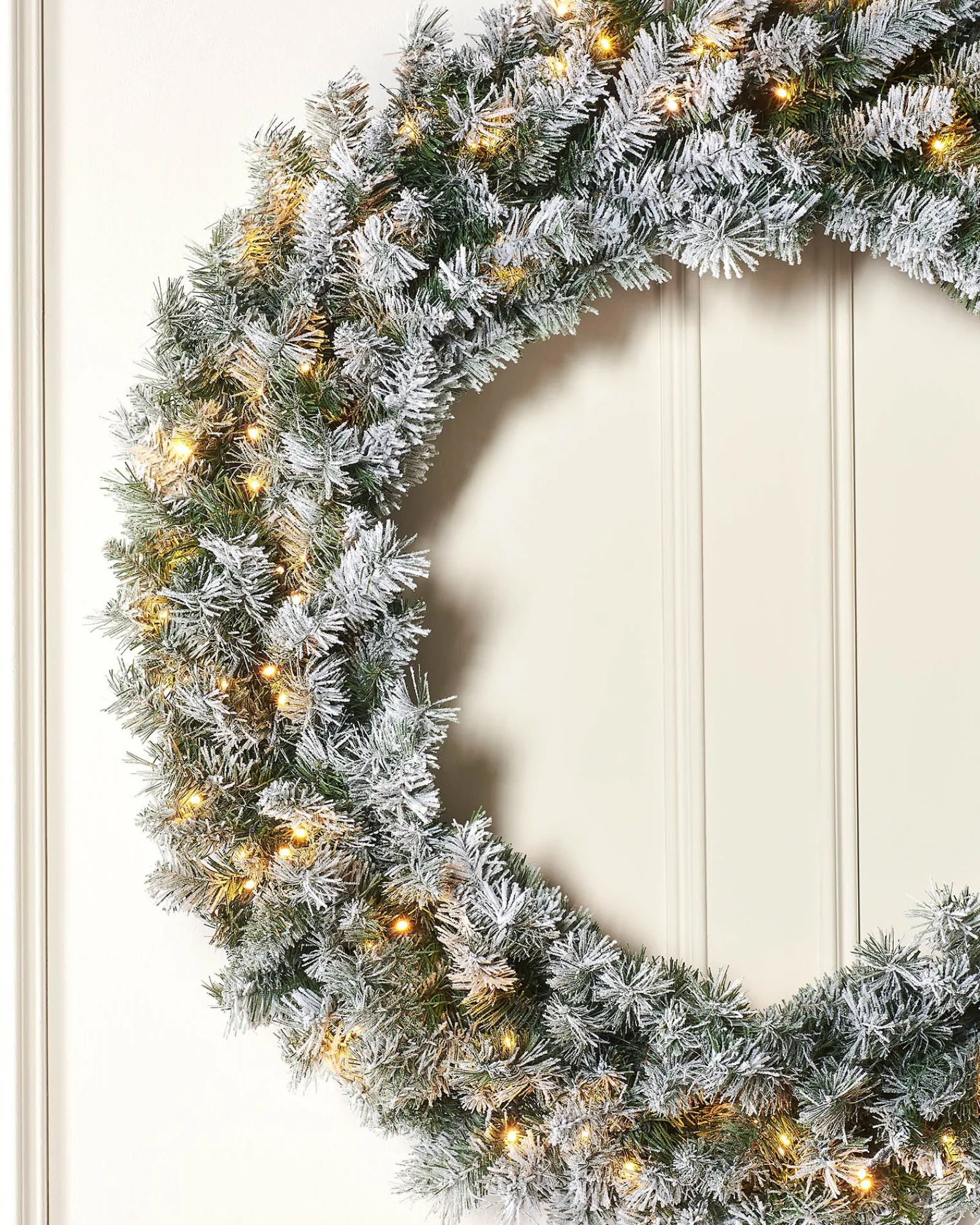 WeRChristmas Pre-Lit Snow Flocked Majestic Wreath, 1 M